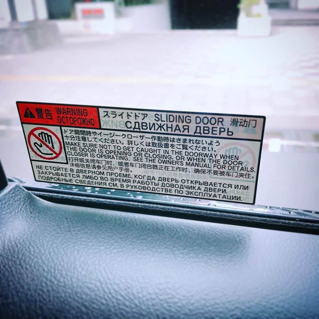 ただすけのインスタグラム：「タクシーのスライドドアの注意書き。 一番スペースを使っているのがロシア語。 #札幌 #タクシー #土地柄」