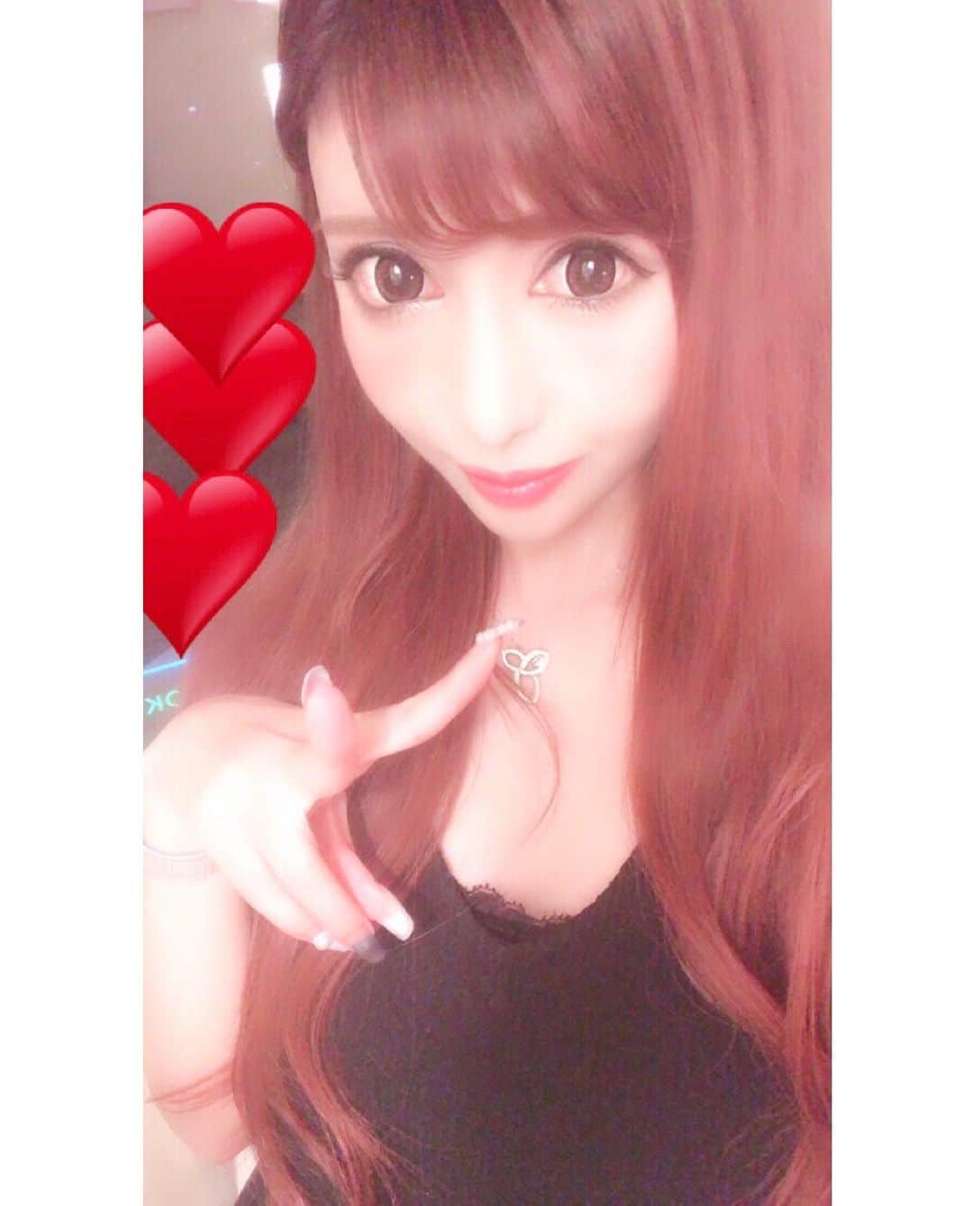 水輝聖羅のインスタグラム：「. . おはようございますっ🥰♥️♥️♥️ . . NEWヘアー💜💜 . . 今回もアンククロス関内店の佐野さんに担当していただきましたぁぁ👱‍♀️💓💓💓 . . ヘアカラーわ赤ピンクにしたょぉ🥺♥️💓♥️💓 . めちゃくちゃ綺麗にお色が入って感激っ🥰💕💕 . 佐野さん本当に上手なのでおススメですょぉぉ🥺💜💜💜 . 大人気で定番なロアエクステジョーカーわ80本です👱‍♀️🌼🍒🌼 . . せいらのSNS見たよっていってくれたら、アンククロス全店ご利用初めての方わ、ロアエクステジョーカーが、破格の430円でご案内できちゃいまぁす🥺💓💓💓 . . アンクだけのサラサラエクステぜひこのお得な機会に体感してみてねっ🥰♥️♥️♥️ . . 佐野さんいつもありがとうございます🥰💕💕💕 . . みんなもせいらとおそろっぴしよっ👱‍♀️💓💓💓 . . てかavicii様✨✨のNEWアルバムやばすぎゆっ🥺♥️💓♥️ . 神✨✨すぎて🥺💜💜💜 . . わかってくれる方いるかなっ？🥰🌼🍒🌼✨✨ . . #ankhcross #anhkcross関内店 #アンククロス #アンククロス関内店 #newcolor #haircolor #haircoloring #pinkbrown #ピンク #レッドカラー #スーパーロング #スーパーロングエクステ #ロアエクステジョーカー #longhair #ロングヘアー #サラサラ #トリートメント #オススメ美容室 #おすすめ #美容室 #hairsalon #美容院 #横浜 #関内 #eimyistoire #エイミー #avicii #aviciiforever #EDM #伝説 ♥️💜♥️💜♥️💜♥️💜♥️💜♥️💜♥️💜♥️💜♥️💜♥️💜♥️💜♥️💜」
