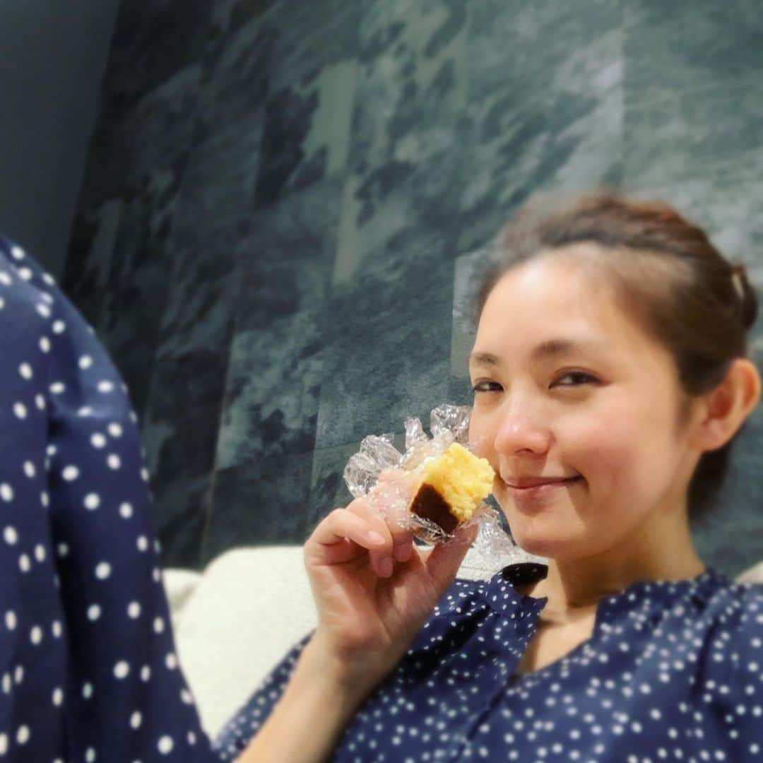 星野真里さんのインスタグラム写真 - (星野真里Instagram)「東京の初日祝いのカステラよ 寝ぼけた体を起こしておくれ #桃山ビートトライブ  #なかなか体が起きてくれない #特に頭が起きてくれない #じゃあどこが起きているのかしら」6月23日 11時31分 - mari_hoshino.7.27