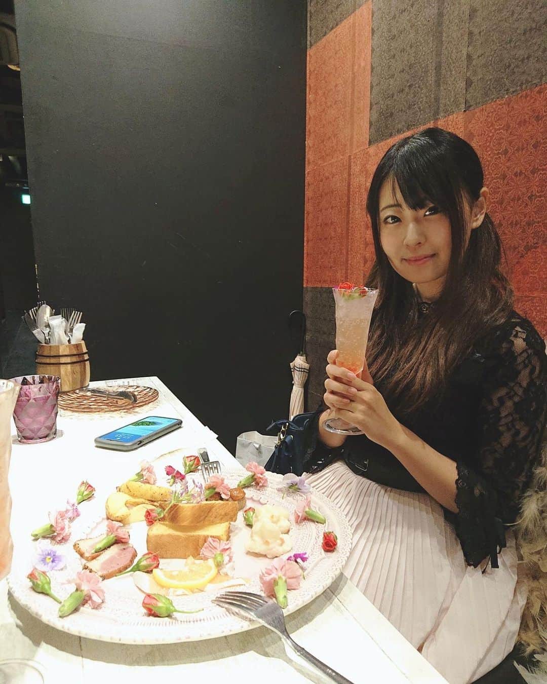 さとう愛理のインスタグラム：「美味しかった！！ チーズフォンデュ楽しい！！ #チーズフォンデュ #おいしい #AV女優 #被写体 #お仕事依頼受付中 #役者」