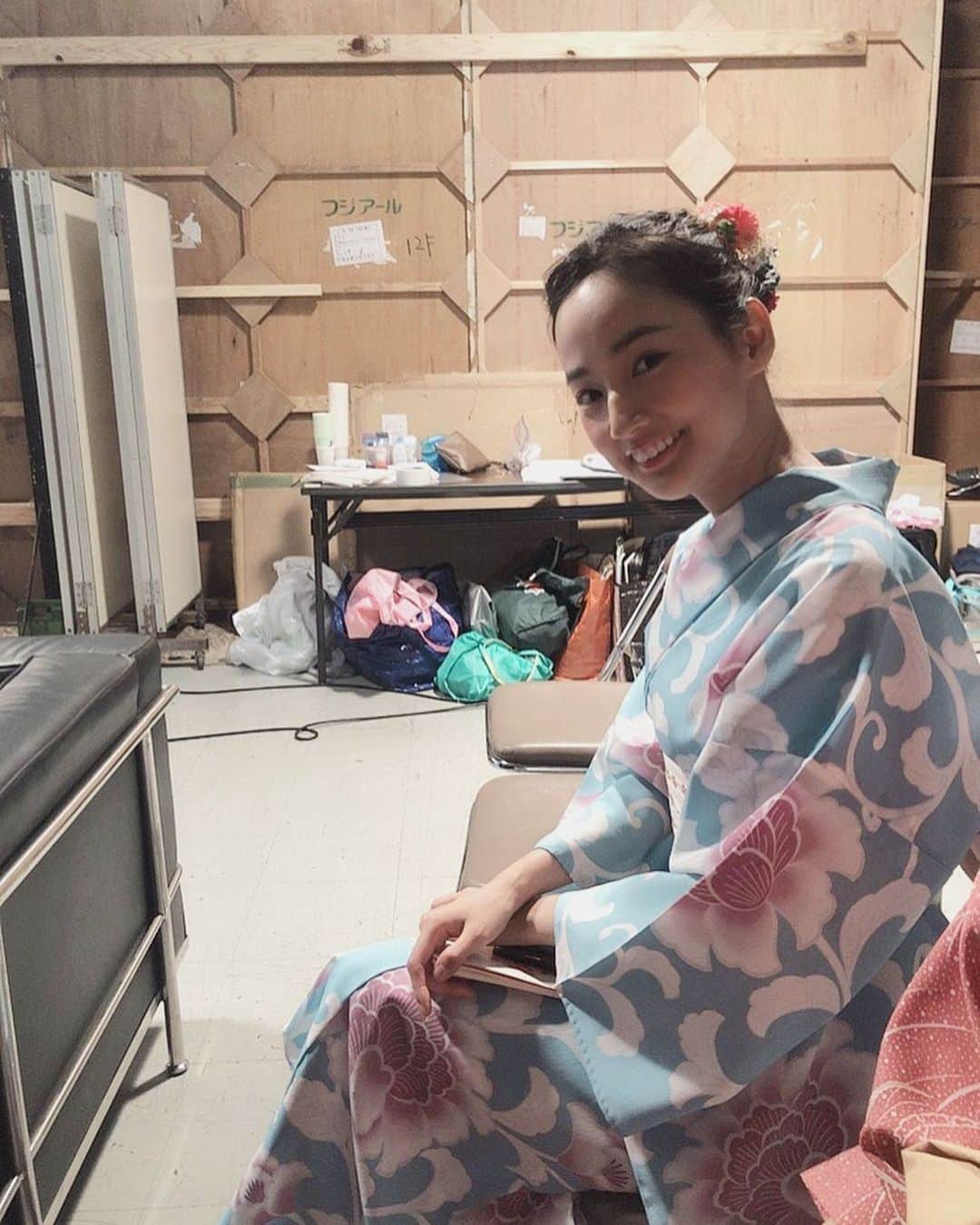 高嶋香帆さんのインスタグラム写真 - (高嶋香帆Instagram)「夏目ちゃんが撮ってくれた、だいじょうぶだぁＳＰオフショット☺️💓 可愛い浴衣を着せて頂きました🌟 セット裏なので後ろがゴチャゴチャしてますがお気になさらず😂 . #japantrip #japan #asiangirls #フォトジェニック #yukata」6月23日 11時26分 - kaho_takashima