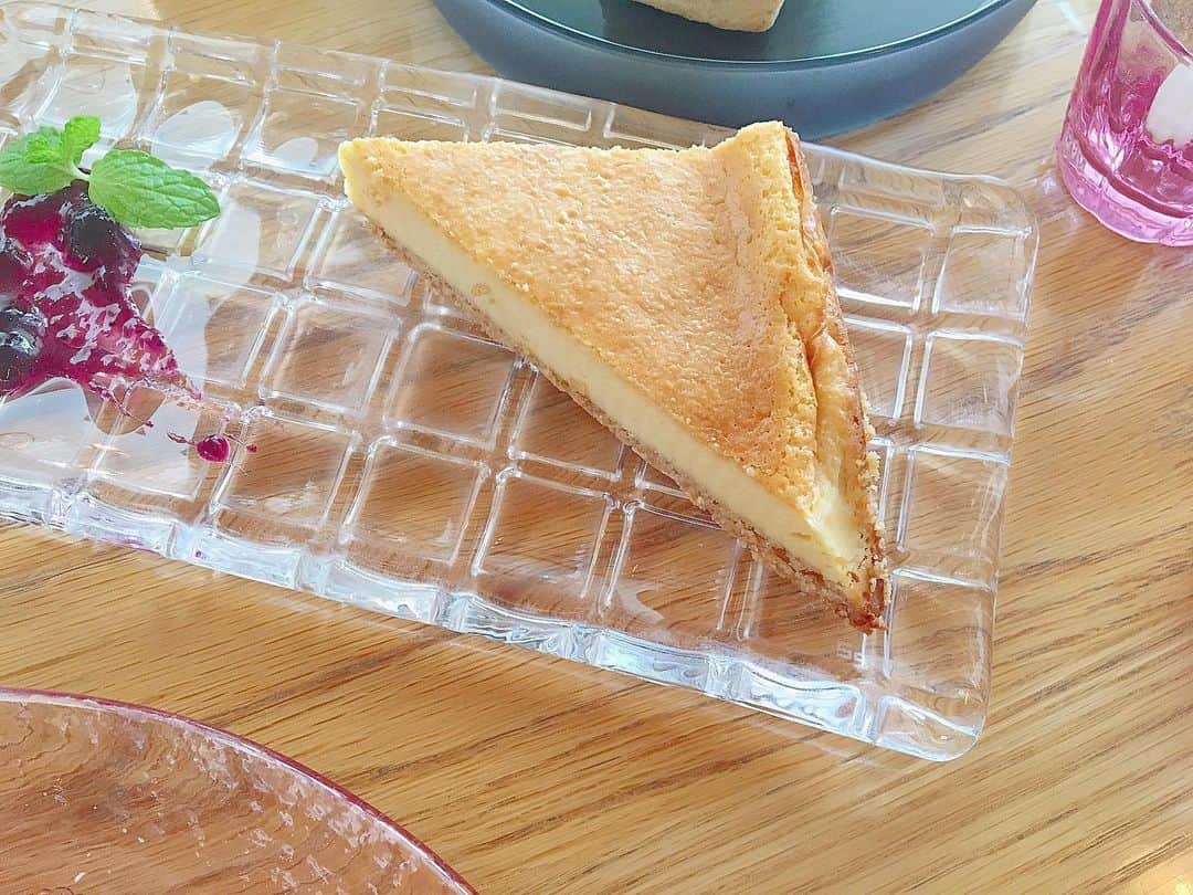 神志那結衣さんのインスタグラム写真 - (神志那結衣Instagram)「カフェ☕️🍰 使ってある食器全てが手作りしてるガラスのもので ガラスのコップもガラスのお皿もガラスのメープルシロップ入れも…どれもすごく素敵で綺麗だったなぁ 1番のお気に入りは、フレンチトーストが乗ってるピンクのお皿♡ #ガラス #食器 #カフェ #千葉 #cafe #ラテ #じなわせ #幸せ #スイーツ #sweet」6月23日 11時26分 - jiina27