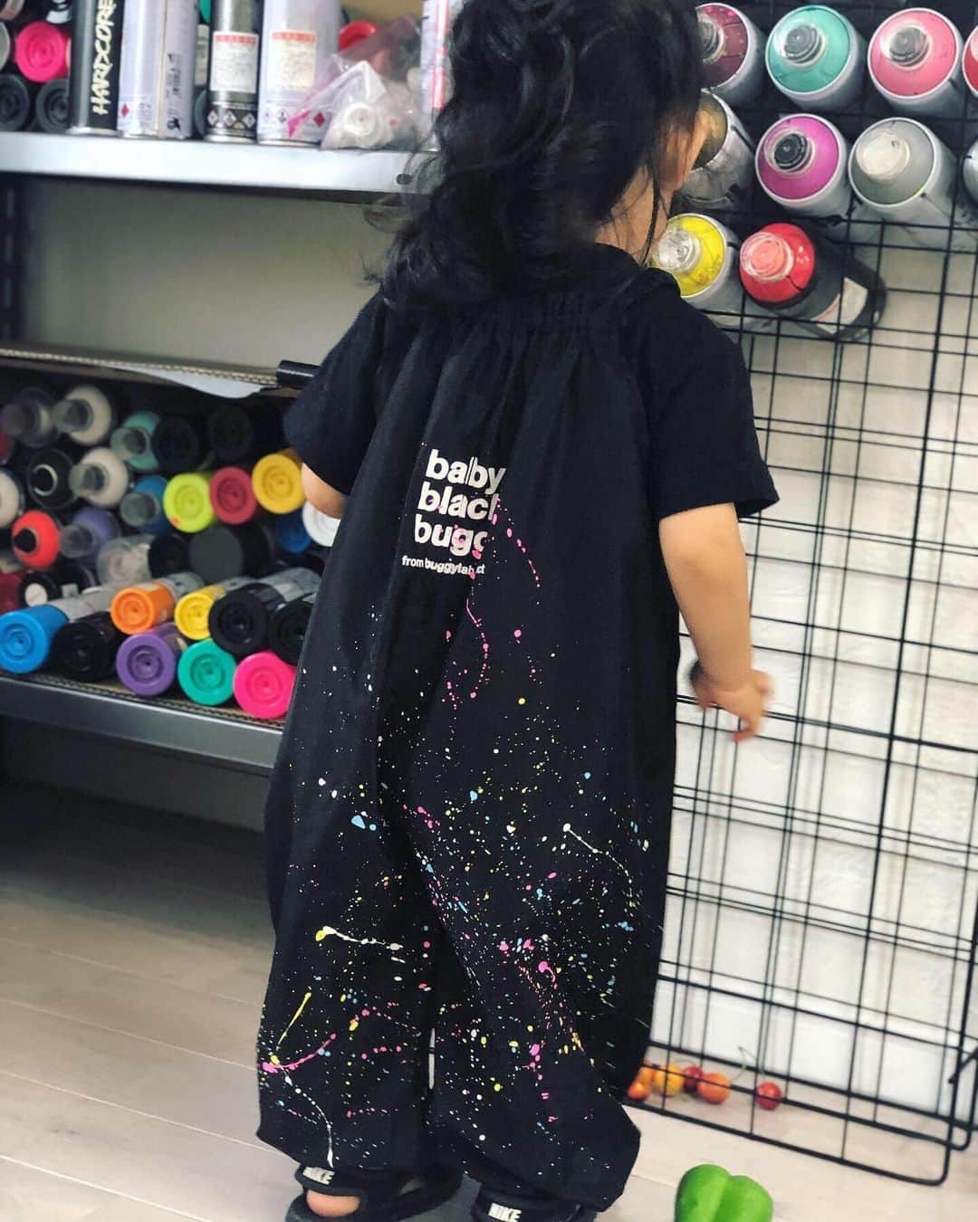 Saki さんのインスタグラム写真 - (Saki Instagram)「@babyblackbuggy  新作商品🆕 #プレイウェア ¥5184 が早くも質問たくさん頂いています🖤  ワンサイズですが1歳〜3歳ぐらいの 丁度お砂場遊びをするお子さまに🌞🌈 28.29.30日の大阪popupshop で先行発売し、 終了後にオンラインショップでも発売予定‼️ なので、関西以外の方たちは もうしばらくお待ちくださいませ🙇🏻‍♀️ すんごく軽量なので 荷物にならない親には嬉しいポイント🌷  公園やお絵描きなどで汚れないようにさらっと着て頂ける 撥水加工を施した生地のつなぎです。  すべてhand paintなので 1点ずつ少し異なります🎨 ⚠️こちらの製品は、 撥水加工の生地にペイントしている為 多少の塗料が剥がれが剥がれる事があります。 ネットに入れてお洗濯することをおすすめします。  #babyblackbuggy #bbb #kidsfashion #webshop #babyfashion #onlineshopping #kidsbrand #kidswear #allblack」6月23日 11時28分 - saki1011