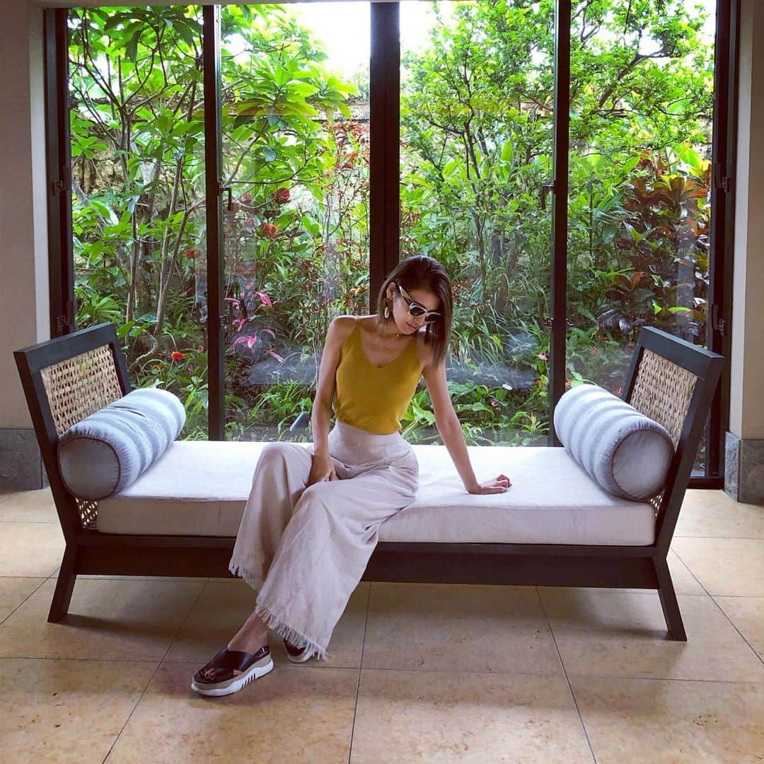 のインスタグラム：「沖縄🌺 ボスベイビー👶のペースで のんびり過ごそうと思います😊 . . . サングラス @balenciaga  トップス @valmuer_official  パンツ @styleboatmarket  サンダル @zara  #沖縄#沖縄旅行#子連れ#子連れ沖縄#okinawa#生後半年#ハーフバースデー#雨だけど楽しむぞ#海#海デビュー#のんびり子連れ旅行」