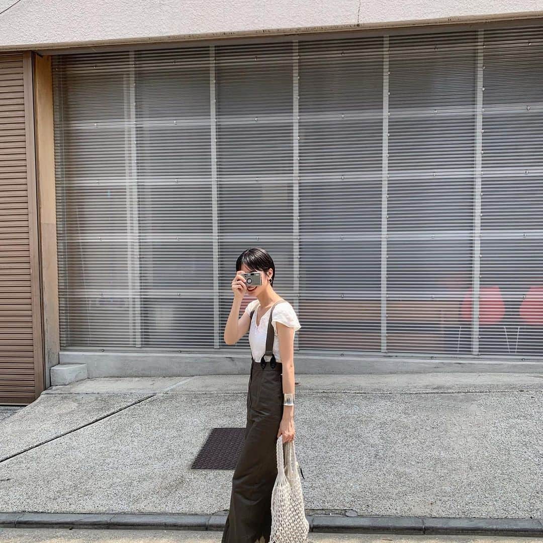 松本恵奈さんのインスタグラム写真 - (松本恵奈Instagram)「「ハイ、チーズ✌🏻」 サスペ付きロングスカートはスタミキのもの。発売中だよー◎ メッシュBAGはこれから発売されるCLANE PETALの新作です◎ #stylemixer #スタミキ」6月23日 11時29分 - ena1123