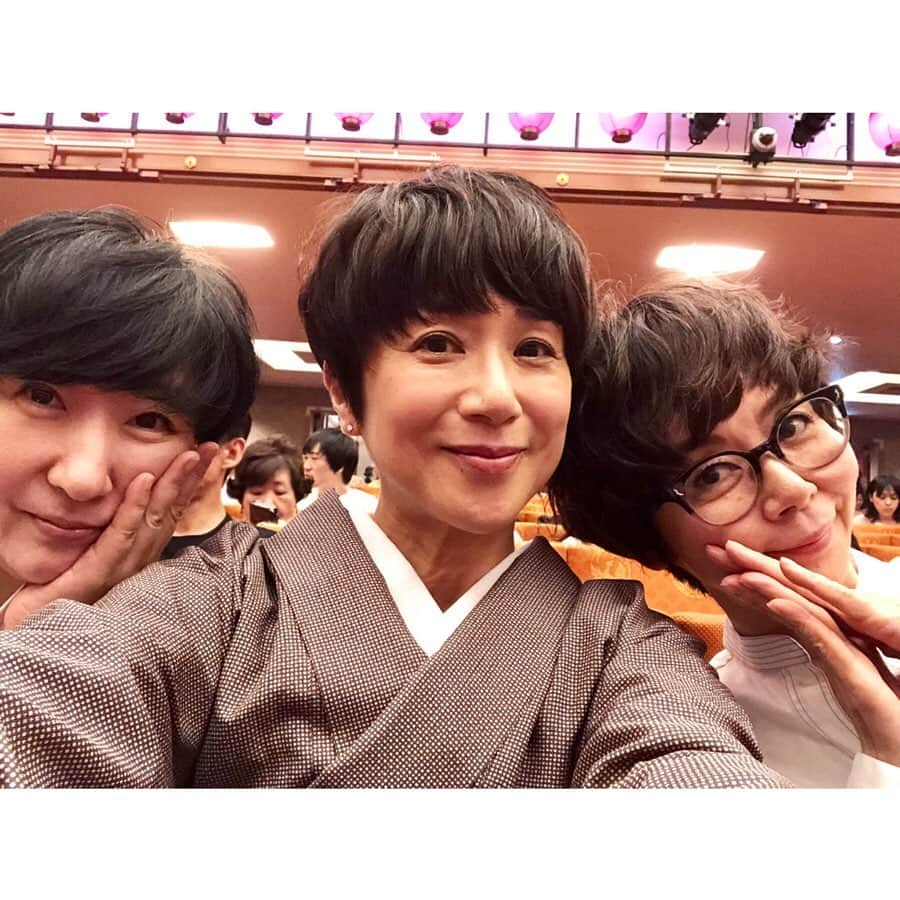 黒田知永子さんのインスタグラム写真 - (黒田知永子Instagram)「八嶋さん出演の「六月大歌舞伎  月光露針路日本風雲児たち」を観に。 ・ ・ 久しぶりに歯の浮く様なセリフでちやほやしてくれました☺︎ #六月大歌舞伎 #三谷かぶき #月光露針路日本風雲児たち  #八嶋智人 #徳田郁子 @pyon8615  #佐伯敦子 @yunahica  #黒田知永子  #chiekokuroda」6月23日 11時30分 - kuroda_chieko