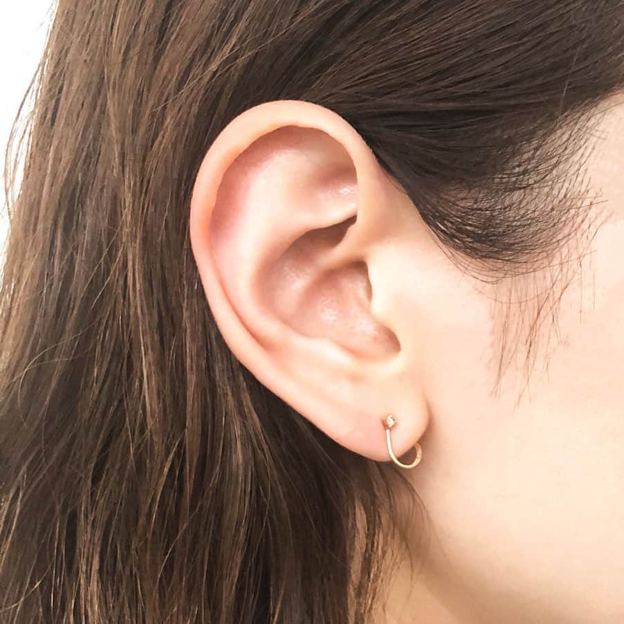 エテさんのインスタグラム写真 - (エテInstagram)「《Tack Earring》﻿ -New Collection in June﻿ ﻿ 華奢なデザインで、ピアスのように見える﻿ "タックイヤリング"﻿ ﻿ 耳たぶを挟み込むようにして着けるので、﻿ フィット感がありながら、軽い着け心地です。﻿ ﻿﻿ #ete #エテ #newcollection﻿」6月23日 11時34分 - ete_official
