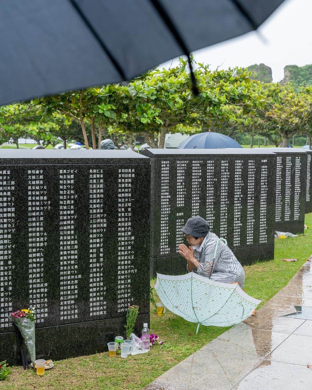 おきなわLikesさんのインスタグラム写真 - (おきなわLikesInstagram)「６月２３日 . 今日6月23日は、#慰霊の日。 沖縄にとって、大切な日です。 . 沖縄の歴史を改めて振り返り、 私たちの祖先、そしてこれからの未来へ 平和の祈りを捧げる日。 . 沖縄戦の終戦から74年。 ”沖縄から世界に向けて 平和の波が広がっていきますように” そう願いを込めて作られた、 屏風状に並ぶ #平和の礎 の刻銘碑に 今年も沢山の方々が足を運び、 祖先を想いながら、平和への祈りを捧げています。 . 今日も朝、1日の始まりを迎えられたこと、 穏やかに暮らせる毎日に感謝したり 家族やお世話になった人に感謝を伝えたり。 私たちの愛する沖縄から、感謝と平和を広げる、 そんな日にしてみてはいかがでしょうか🕊 . Pray for Okinawa. Pray for Japan. Pray for world peace. _______________________________________________________ #loveandpeace #平和祈念公園 #糸満 #本島南部#平和の火 #世界平和 #沖縄戦戦没者 #慰霊の日#6月23日#沖縄慰霊の日#おきなわLikes#japan#okinawa#沖縄 ________________________________________________________ ✍️：@manarin37 📷：@chinatakashi」6月23日 11時34分 - okinawa_likes