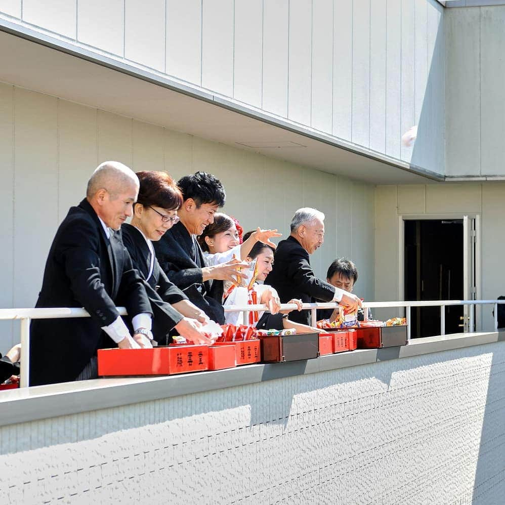 八雲迎賓館 【結婚式 パーティ 記念日 人生儀礼】福井さんのインスタグラム写真 - (八雲迎賓館 【結婚式 パーティ 記念日 人生儀礼】福井Instagram)「. . ♡八雲の卒花さんレポ♡ 2019年3月挙式K様 . 挙式アフターセレモニーには お万寿、お菓子まきをされました。 お万寿まきは福井の風習として、変わらない人気の演出です。 . #八雲迎賓館  #神前式　#挙式 #挙式後演出 #アフターセレモニー #おまんじゅう #万寿　#饅頭まき #お菓子まき #福井 #福井県 #福井市 #福井の風習　#風習 #しきたり #結婚式 #結婚式場 #福井結婚式 #福井結婚式場 #福井の結婚式場 . #結婚式の写真  #新郎新婦　#両親 #カップルレポート　#結婚式レポ #八雲の卒花さん #photolinx　#フォトリンクス #スナップ　#専属カメラマン」6月23日 11時35分 - yakumogeihinkan