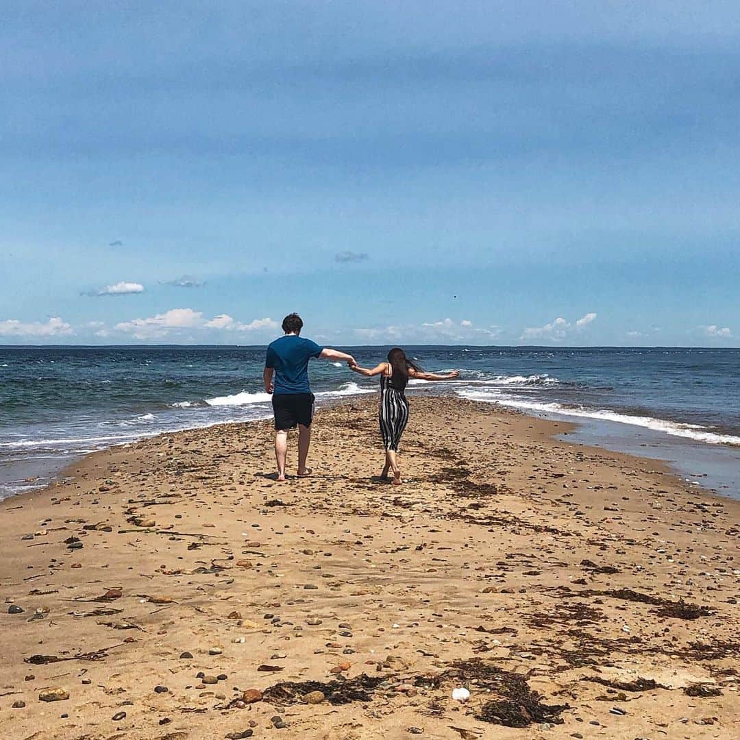 マリッサ・キャステリのインスタグラム：「First day of summer ☀️ . . . . . . *#summer #summersoltice #blockisland #rhodeisland #newshoreham #beachlife #sunnyday #engagedlife💍」