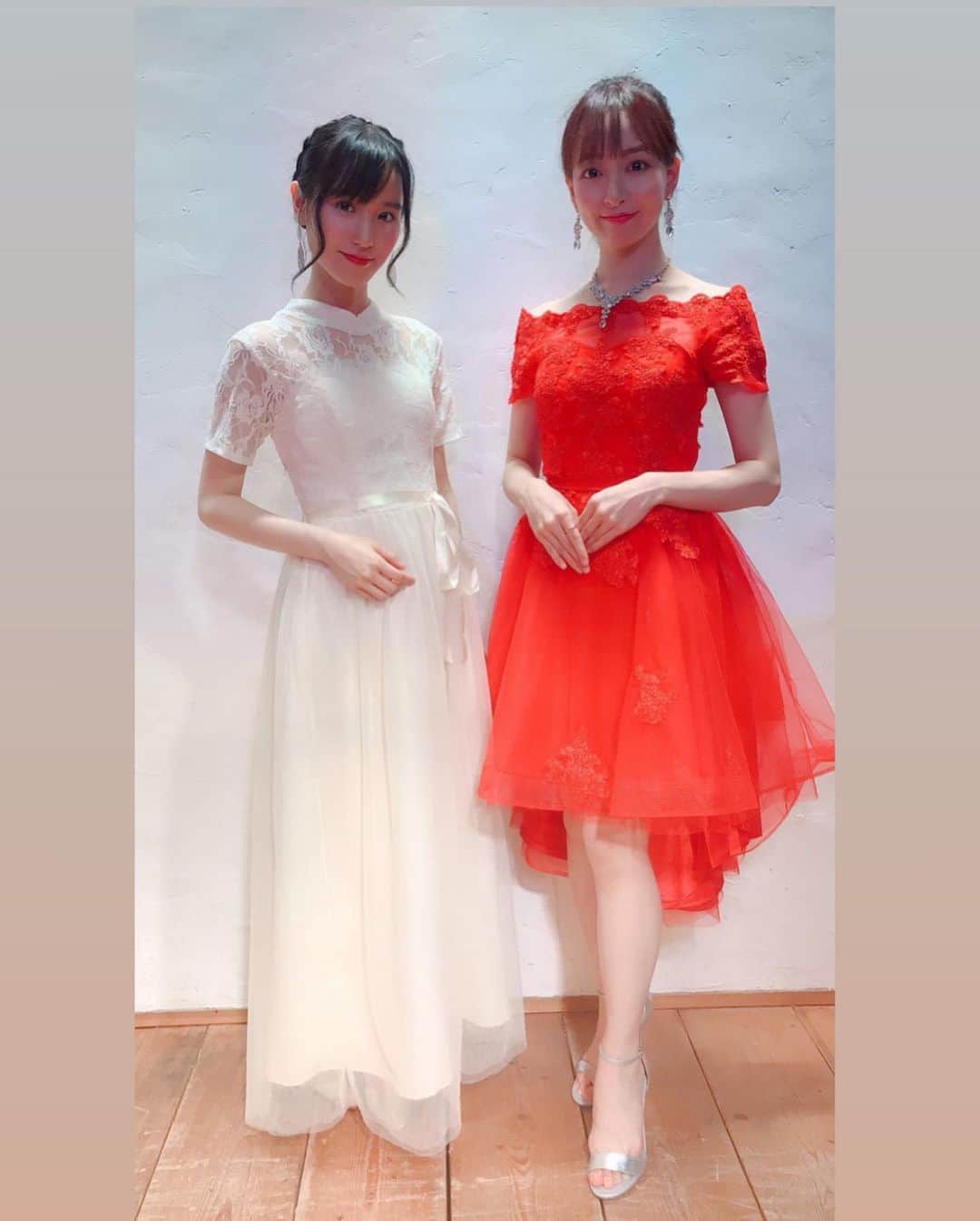 長谷川萌美さんのインスタグラム写真 - (長谷川萌美Instagram)「. . テーマ:ジューンブライド♡ . 赤のドレスにしました💌 . 恋愛ソングのオリジナル曲や リクエスト頂いた、 カバー曲の弾き語りは 「SHUFFLE  BOX」の引いたクジで 書かれた曲を歌うという ドキドキライブ〜！！🎹🎸 . 全身写真も👭♡お澄まし！ . 次回来月は7/20（土） 『Bitter & Sweet EVENT Vol.12 〜風鈴〜』 同じく下北沢Com.Cafe音倉さんにて☕️ 本日ブログ先行受付スタート！ プロフィールからとんでね👆🌈 .  #ビタイベ #ビタスイ #下北沢 #ライブ #定期 #イベント #弾き語り #ブログ #live #blog #event #ジューンブライド #Junebride #ドレス #dress #red #風鈴 #fuurin #flowers #もえみた花たち」6月23日 11時40分 - moemi_hasegawa