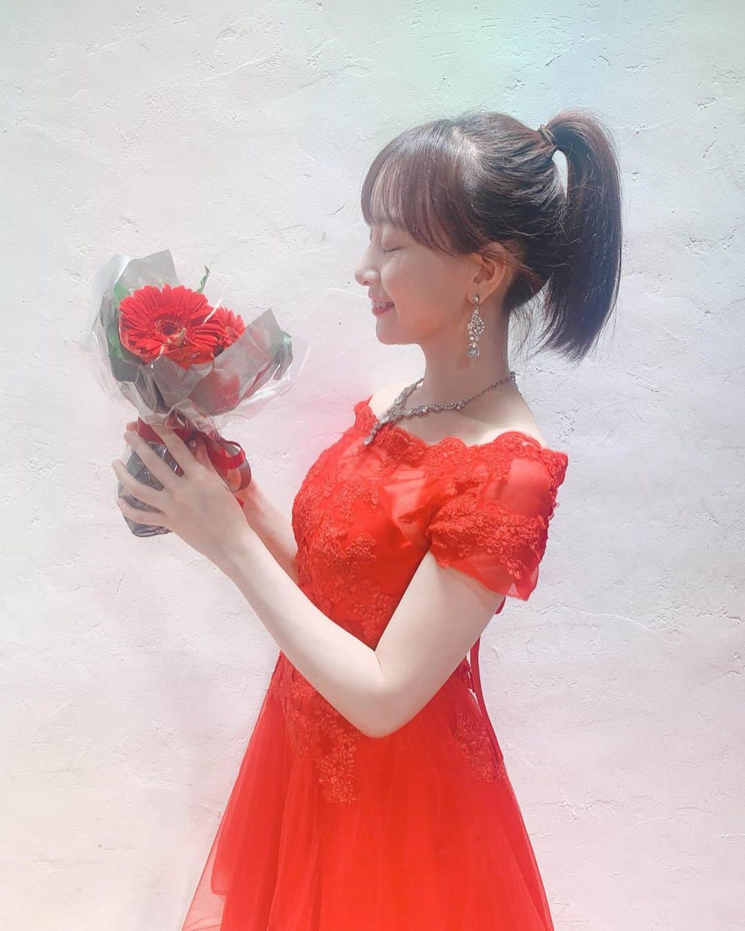 長谷川萌美さんのインスタグラム写真 - (長谷川萌美Instagram)「. . テーマ:ジューンブライド♡ . 赤のドレスにしました💌 . 恋愛ソングのオリジナル曲や リクエスト頂いた、 カバー曲の弾き語りは 「SHUFFLE  BOX」の引いたクジで 書かれた曲を歌うという ドキドキライブ〜！！🎹🎸 . 全身写真も👭♡お澄まし！ . 次回来月は7/20（土） 『Bitter & Sweet EVENT Vol.12 〜風鈴〜』 同じく下北沢Com.Cafe音倉さんにて☕️ 本日ブログ先行受付スタート！ プロフィールからとんでね👆🌈 .  #ビタイベ #ビタスイ #下北沢 #ライブ #定期 #イベント #弾き語り #ブログ #live #blog #event #ジューンブライド #Junebride #ドレス #dress #red #風鈴 #fuurin #flowers #もえみた花たち」6月23日 11時40分 - moemi_hasegawa