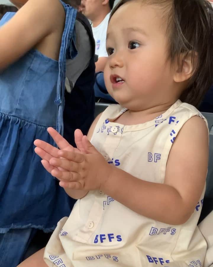 のインスタグラム：「⚽️📣👶 * ストーリーであまりにも反響すごかったのでこちらにも😂💙 * まるで、ルールと応援の仕方知ってたんかな？🙄という応援っぷりw やはり#ボスベイビー なんかな。 * DM返信はなかなか出来ないのでこちらにて、ありがとうございます😊🙏 * #サッカー観戦」