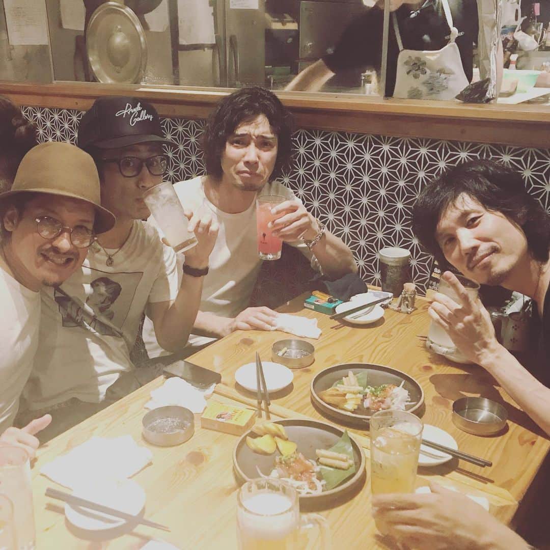 のインスタグラム：「昨夜はモーサムの百々くんのライブ（ほぼトーク 笑）観に行って ウエノさんとディープ那覇栄町で呑み。 斉藤和義さんも合流したりで 楽しかったー」