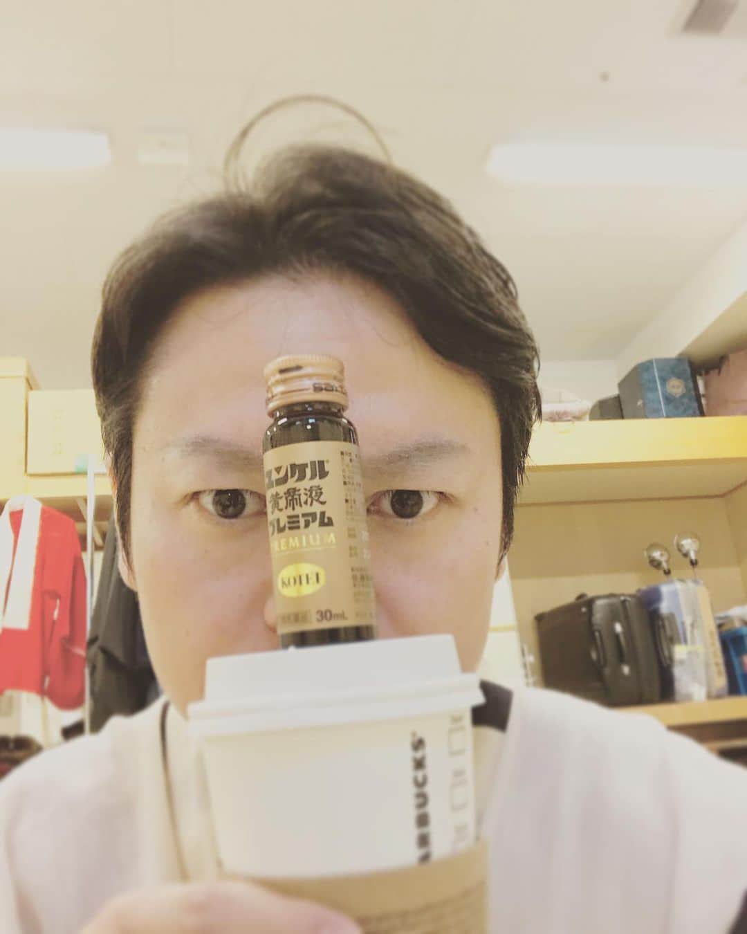 片岡千壽さんのインスタグラム写真 - (片岡千壽Instagram)「後3日！！これ飲んで頑張りまーす😂 #歌舞伎座 #六月大歌舞伎 #封印切 #女郎 #三谷かぶき #ロシア人貴族 #スタバグランデサイズ #ユンケルプレミアム #ちゃんと別々に飲みまーす」6月23日 11時45分 - senju.kataoka