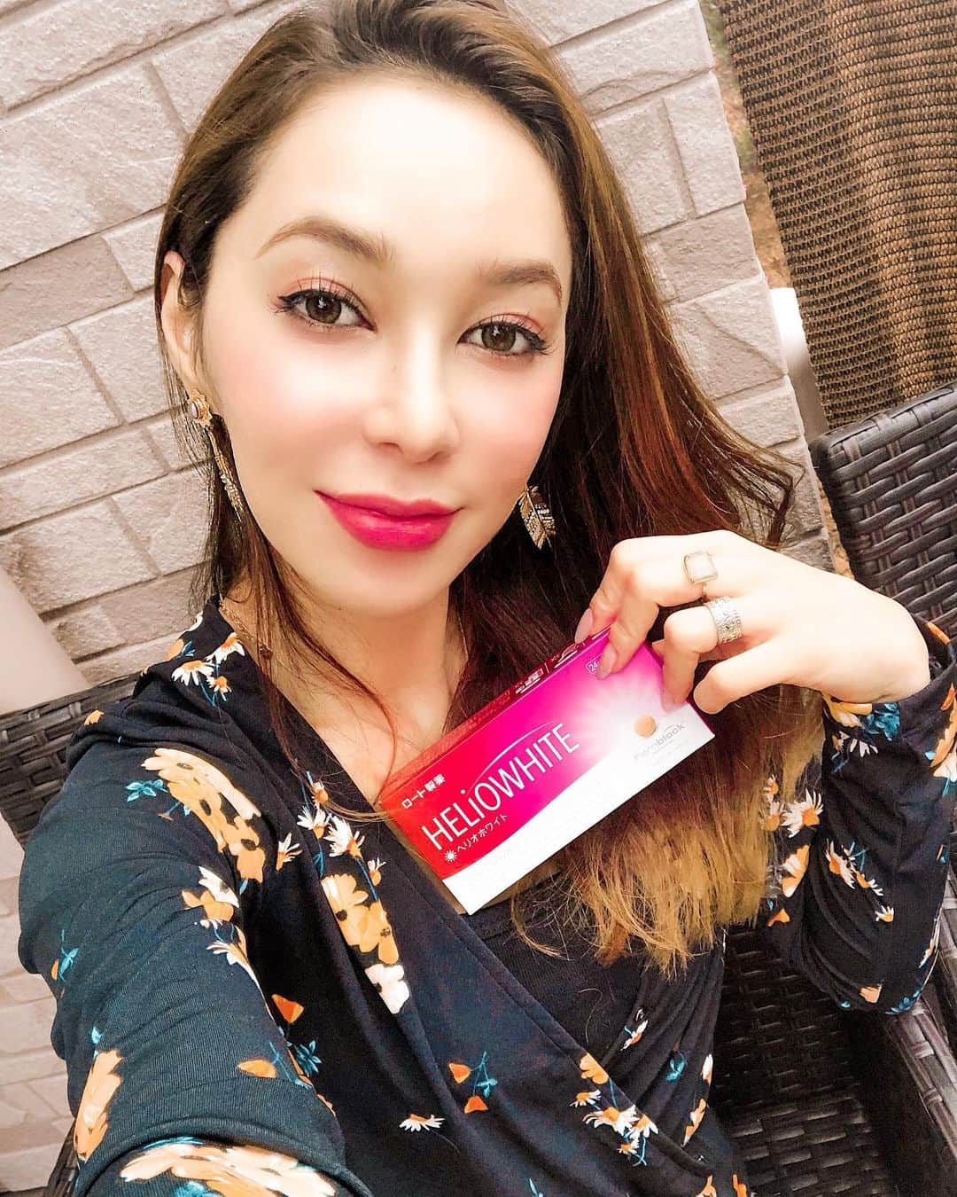のインスタグラム：「紫外線が強くなってきましたので、 今年もインナーケアをスタートしました! ヘリオホワイトは、ファーンブロック240mgに、ビタミンB6やビタミンB2、ハトムギエキスも配合されてい て、内側からサポートしてくれるよ 大手ドラッグストアで購入出来て、円型の錠剤なので 飲みやすいし、1日2粒を目安だから楽!☝️ 内側からのケアとしてオススメだよ😉💕 . FiNC アプリ内でヘリオホワイトのキャンペーンをしているのでチェックしてみてくださいね😃 @finc_app . . Para quem está procurando suplementos para a pele, indico esse! Ele age evitando manchas na pele, além de conter vitamina B!♥️ #ロート製薬 #ヘリオホワイト #美活 #FiNC #FiNCアンバサダー #インスタグラマー #ヘリオホワイトFiNC アンバサダー」