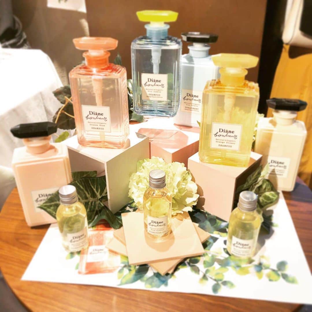 うえむらちかさんのインスタグラム写真 - (うえむらちかInstagram)「#ダイアンボヌール と #ロイヤルガーデンカフェ青山 がコラボした﻿ ﻿ 📍#ボヌールカフェ﻿ ﻿ のオープニングパーティーに行ってきました🤗﻿ ﻿ 「ダイアンボヌール @DianeBonheur 」は﻿ “しあわせ＝ボヌール”のために生まれた #シャンプー 🧴﻿ ﻿ そんなプレイフルでオーガニックな世界観を堪能できるカフェとあって、女性の遊び心をくすぐるとっても素敵な空間になっていました✨﻿ ﻿ ダイアンボヌールのボトルの﻿ #グラースローズ 🌹﻿ #オレンジフラワー 🍊﻿ #ブルージャスミン 💠﻿ をイメージして作られたオリジナルカフェメニューもいただいたのですが🍽﻿ ﻿ 中でも、たらこクリームスパゲッティー🍝﻿ ﻿ が本当に美味しくて💕﻿ 絶品だったので、ぜひ食べに行ってみてください🤤﻿ ﻿ ﻿ そして、この日のワンピースは﻿ グラースローズをイメージカラーに選びました👗﻿ ﻿ dress ☞ @BananaRepublic﻿ watch ☞ @danielwellington﻿ ﻿ 一緒に行ったちほちゃんのワンピも﻿ ブルージャスミンカラーでとっても可愛かったです😍﻿ ﻿ 神宮球場も近いので﻿ 試合の前後にも寄れるといいな⚾️﻿ ﻿ ﻿ ☕️ボヌールカフェ﻿ 期間： 2019年6月22日(土)～ 7月6日(土)﻿ 場所：ロイヤルガーデンカフェ青山（東京都港区北青山2-1-19）﻿ 電話：03-5414-6170﻿ ランチ 11:00～15:00（L.O. 15:00）﻿ ディナー 15:00～23:00（L.O. 22:00）﻿ ﻿ ﻿ #bluejasmine #marulaoil #マルーラオイル #pricklypearseedoil #ウチワサボテンオイル #エアリー #volumehair #organicmeetssexy #ツヤサラ髪 #ノンシリコン #シャンプー #新商品 #coordinate #バナリパ #バナナリパブリック﻿ #instagood #instalove #instagay  #sponsored﻿ @sweet_editors﻿ @otonamuse」6月23日 12時01分 - uemurachika