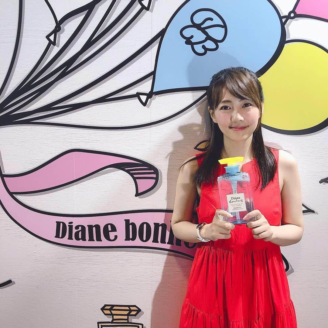 うえむらちかさんのインスタグラム写真 - (うえむらちかInstagram)「#ダイアンボヌール と #ロイヤルガーデンカフェ青山 がコラボした﻿ ﻿ 📍#ボヌールカフェ﻿ ﻿ のオープニングパーティーに行ってきました🤗﻿ ﻿ 「ダイアンボヌール @DianeBonheur 」は﻿ “しあわせ＝ボヌール”のために生まれた #シャンプー 🧴﻿ ﻿ そんなプレイフルでオーガニックな世界観を堪能できるカフェとあって、女性の遊び心をくすぐるとっても素敵な空間になっていました✨﻿ ﻿ ダイアンボヌールのボトルの﻿ #グラースローズ 🌹﻿ #オレンジフラワー 🍊﻿ #ブルージャスミン 💠﻿ をイメージして作られたオリジナルカフェメニューもいただいたのですが🍽﻿ ﻿ 中でも、たらこクリームスパゲッティー🍝﻿ ﻿ が本当に美味しくて💕﻿ 絶品だったので、ぜひ食べに行ってみてください🤤﻿ ﻿ ﻿ そして、この日のワンピースは﻿ グラースローズをイメージカラーに選びました👗﻿ ﻿ dress ☞ @BananaRepublic﻿ watch ☞ @danielwellington﻿ ﻿ 一緒に行ったちほちゃんのワンピも﻿ ブルージャスミンカラーでとっても可愛かったです😍﻿ ﻿ 神宮球場も近いので﻿ 試合の前後にも寄れるといいな⚾️﻿ ﻿ ﻿ ☕️ボヌールカフェ﻿ 期間： 2019年6月22日(土)～ 7月6日(土)﻿ 場所：ロイヤルガーデンカフェ青山（東京都港区北青山2-1-19）﻿ 電話：03-5414-6170﻿ ランチ 11:00～15:00（L.O. 15:00）﻿ ディナー 15:00～23:00（L.O. 22:00）﻿ ﻿ ﻿ #bluejasmine #marulaoil #マルーラオイル #pricklypearseedoil #ウチワサボテンオイル #エアリー #volumehair #organicmeetssexy #ツヤサラ髪 #ノンシリコン #シャンプー #新商品 #coordinate #バナリパ #バナナリパブリック﻿ #instagood #instalove #instagay  #sponsored﻿ @sweet_editors﻿ @otonamuse」6月23日 12時01分 - uemurachika