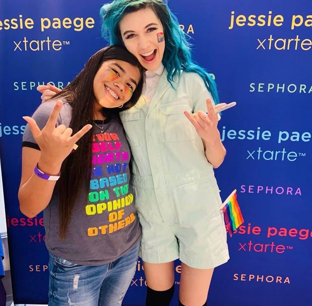 Tarte Cosmeticsさんのインスタグラム写真 - (Tarte CosmeticsInstagram)「S/O to all the LA cuties who showed up to our @jessiepaege x tarte meet & greet today at @sephorabeverlycenter! 😘 SHOP our #jessiepaegextarte let it rain-bow eye set ($24USD) now on tarte.com & @sephora while supplies last! 🌈  #tartepride #rethinknatural #naturalartistry」6月23日 12時04分 - tartecosmetics