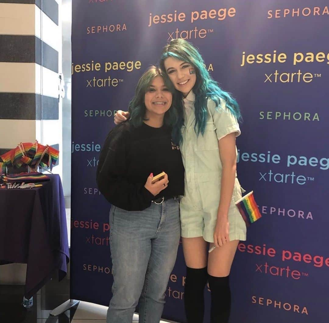 Tarte Cosmeticsさんのインスタグラム写真 - (Tarte CosmeticsInstagram)「S/O to all the LA cuties who showed up to our @jessiepaege x tarte meet & greet today at @sephorabeverlycenter! 😘 SHOP our #jessiepaegextarte let it rain-bow eye set ($24USD) now on tarte.com & @sephora while supplies last! 🌈  #tartepride #rethinknatural #naturalartistry」6月23日 12時04分 - tartecosmetics