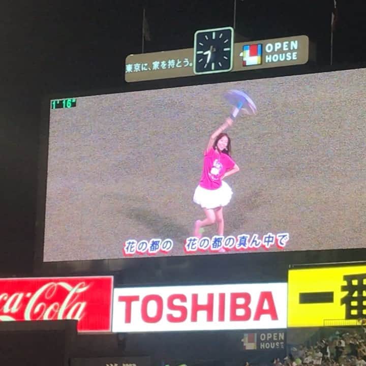のインスタグラム：「神宮球場⛱⛱⛱ 大好きなSwallows⚾️❕大応援スペシャル⛱⛱⛱ ・ ・ ・ 今年も楽しく踊れた東京音頭😋⛱✨ (左から2番目が浜崎😋3番目が一緒に踊ってくれたリスナーさん😘💕) ・ ・ ・ 衣装は番組コラボのスカロケオリジナル✨つば九郎×タフマンリフレッシュTシャツ😆👚🎉 ・ ・ ・ 内野スタンドで観戦のスカロケリスナー300人の仲間とおそろい😆❣️ グランドから見ててもみんなが一番目立ってたよーーー😆😆😆⛱❕❕✨ ・ ・ ・ ・ ・ #プロ野球 #交流戦 #始球式 #swallows #ヤクルト #タフマンリフレッシュ #スカロケデー #dance #Passion #tokyofm #スカロケ #浜崎美保 #野球 #baseball  #⚾️」