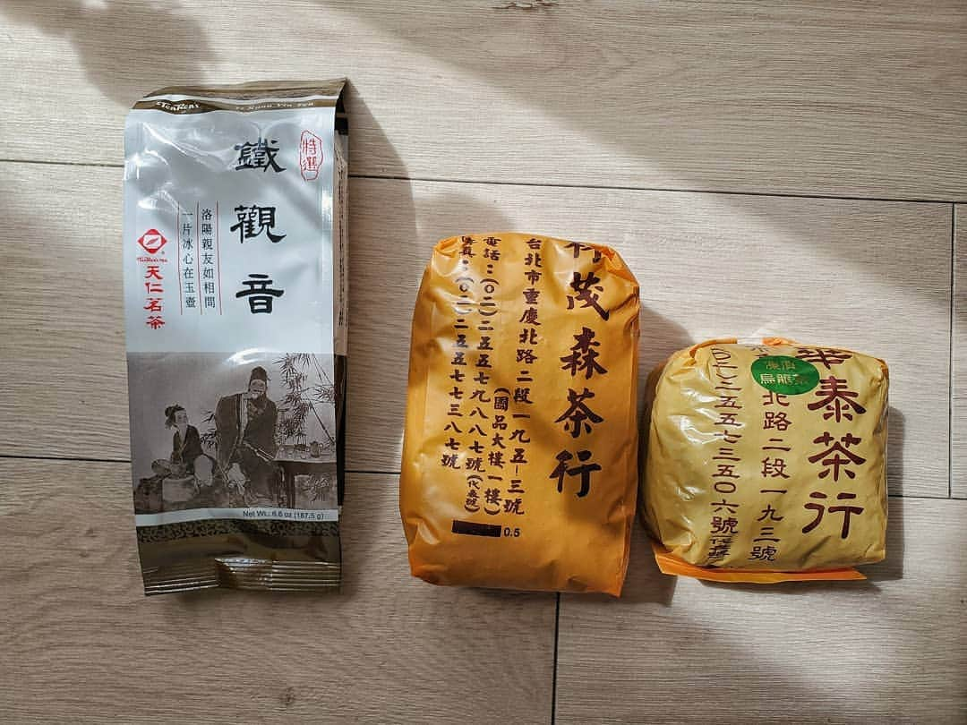 保坂玲奈さんのインスタグラム写真 - (保坂玲奈Instagram)「🍵 . ～台湾購入品～ ⚪一枚目 旅した土地のお茶を買って帰って 家で旅の思い出に浸るのが定番✈️ 左:スーパーで購入 真ん中:林茂森茶行 右:林華泰茶行 . 家での水出し用はスーパーで✨ (電気ケトルでお湯を沸かしてから パックに詰めたお茶をポットに注いで あら熱とれたら冷蔵庫に入れるだけのずぼら) . あと二つは高級なお茶を購入したけど 日本だと3～4倍の価格するらしいので お得にゲットできた♪ . 高いお茶も普段使いの水出しとしても 和菓子と合わせても使う😌 . . ⚪二枚目 優秀なフェイスパックも多く売られていて DR.WUとTIMELESSがネットで 調べまくるといいらしくて購入！ 本当しっとりしてて一日目に購入して 夜使って良かったから次の日買い足したくらい😆 ひまわりのパッケージのがすごい しっとりで週1のケアに使いたい💞 . . 写真はないけど あとは茶器とテーブルウェアを購入⭐ . . . #台湾 #台北 #taiwan #Taipei #台湾女子旅 #台北女子旅 #女子旅 #れなお旅 #旅の購入品 #台湾購入品 #台北購入品 #旅好き #鉄観音 #鉄観音烏龍茶 #鉄観音烏龍 #林茂森茶行 #林華泰茶行 #台湾お茶 #フェイスパック #台湾フェイスパック #台湾美容 #DRWU #TIMELESS #保湿」6月23日 12時17分 - __renao_0707