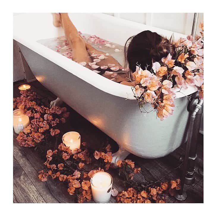 ココリボンさんのインスタグラム写真 - (ココリボンInstagram)「MOOD 🌸 #lazysundays RG @pantypostman  #Cocoribbon #bohemeluxe #luxe #florals #flowers #bathtime #bathgoals #sunday #mood #bathroom #bliss #candlelitbath #luxury #indulgence #relax #unwind」6月23日 12時27分 - cocoribbon_official