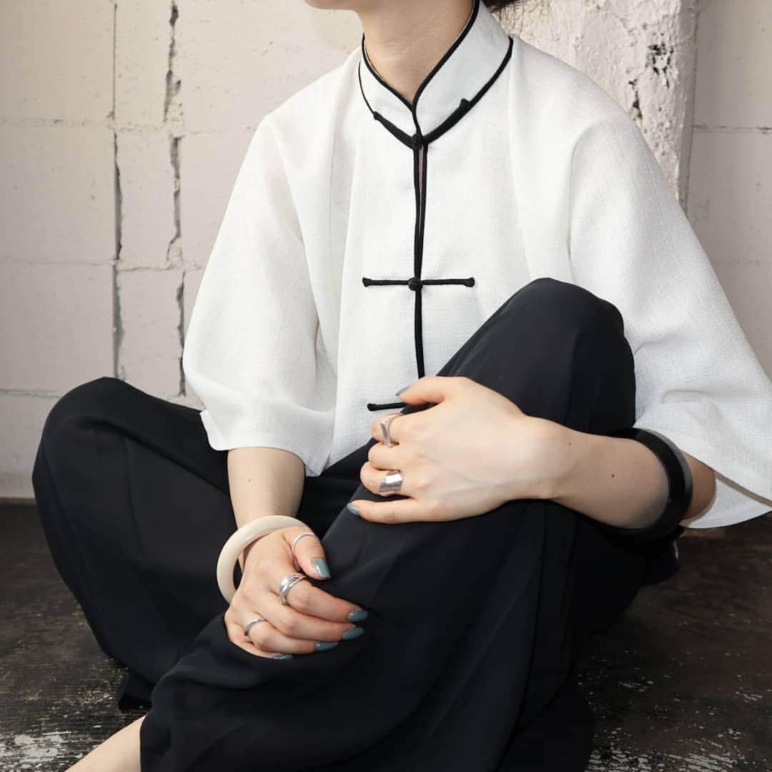 吉祥寺 古着屋 Orfeoのインスタグラム：「White × Black China Shirt  #Orfeo #Kichijoji #Tokyo #vintage #used #fashion #coodinate #outfits #オルフェオ #吉祥寺 #東京 #古着 #古着屋 #ヴィンテージ #ユーズド #ファッション #コーディネート  掲載商品のお問い合わせはメールにて承っております。コメント、DMでのお問い合わせは受け付けておりませんのでご了承ください。」