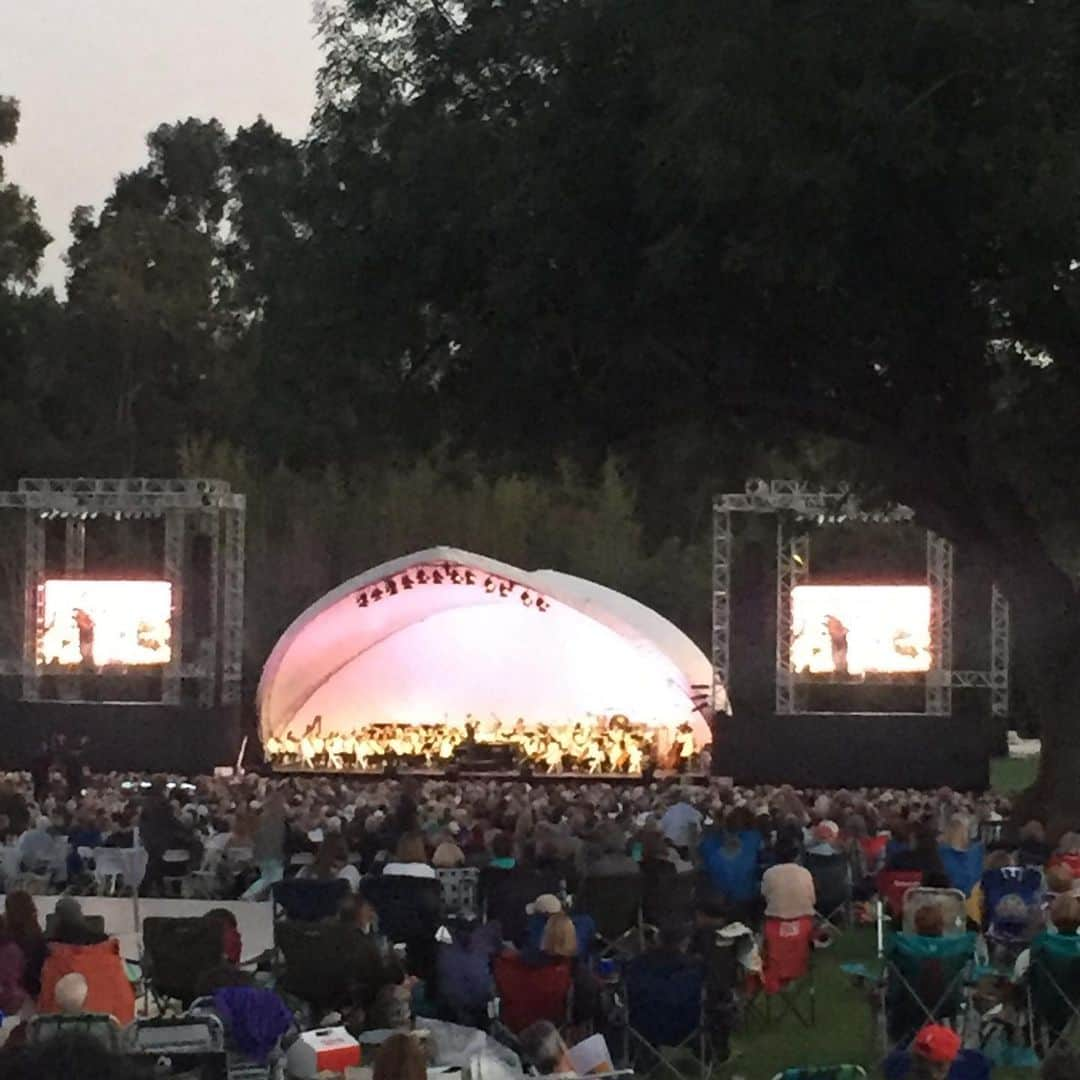 レスリー・フェラさんのインスタグラム写真 - (レスリー・フェラInstagram)「Having a splendid evening at @passymphpops at the beautiful @laarboretum with  @sunitaparam and @jmolazabal. So blessed to have you as friends these past fourteen years. And so blessed to enjoy the company of my amazing husband! #grateful #music underthestarswiththepeacocks」6月23日 12時29分 - mslesleyfera