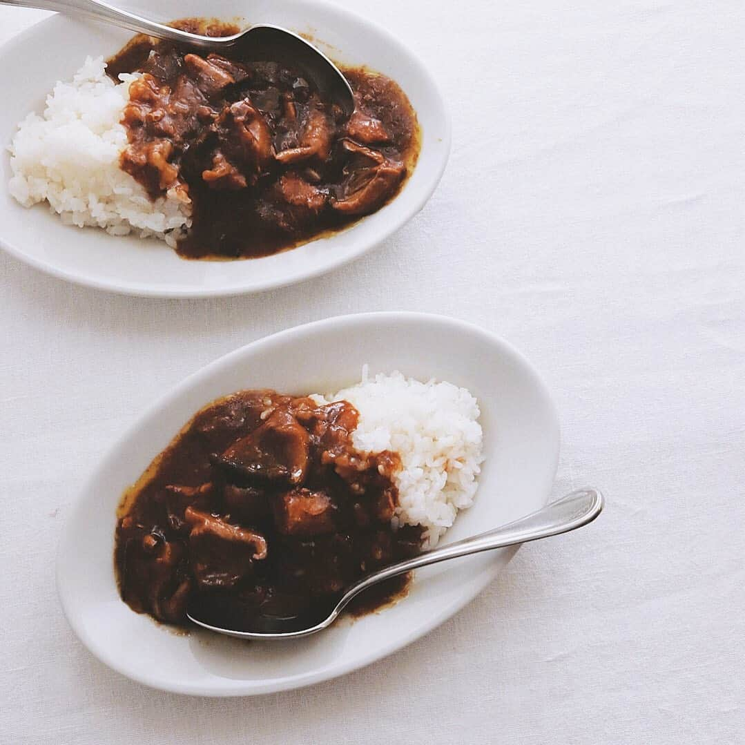 樋口正樹さんのインスタグラム写真 - (樋口正樹Instagram)「Curry . 鯖と椎茸のカレー。 干し椎茸、戻し汁、 鯖の水煮缶、生姜、 ＳＢ赤缶カレー粉、 バター、八丁味噌、 仕上げにクローブ。 夏より秋なレシピ、 まだ未完成です🍛 . . #カレーライス #カレー #鯖カレー #サバカレー #きのこカレー #家カレー #国民食 #curry #curryrice」6月23日 12時29分 - higuccini