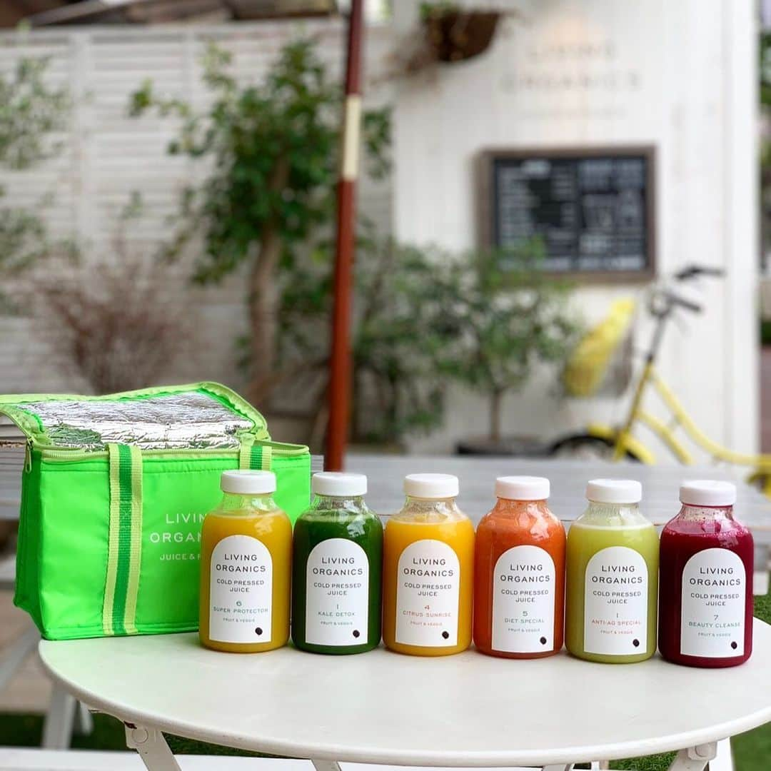 livingorganics juice&place 芦屋さんのインスタグラム写真 - (livingorganics juice&place 芦屋Instagram)「. 暑い夏に向け1dayクレンズをされる方が大変増えてきています☺︎ . こんな方にLIVINGORGANICSのジュースがお役に立てるかもしれません☺︎ . □飲み過ぎ食べ過ぎの翌日に □透明感ある肌をキープしたい！ □綺麗で効率的なダイエットをしたい □免疫力・代謝をUPさせたい！ ・ 是非！暑い夏を目の前にジュースクレンズはいかがでしょうか。全16種類ある中からお客様に合ったジュースをご提案させていただきます☺︎お気軽にお申し付けくださいませ＊ ・ #livingorganics#livingorganic#cafe#coldpressedjuice#healthyfood#coffee#arabicacoffee#foodphotography」6月23日 12時32分 - livingorganics_ashiya