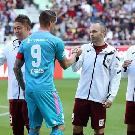 フェルナンド・トーレスのインスタグラム：「My last professional match will be on August 23rd against @visselkobe . It will be very emotional to say good bye to football next to my friends @andresiniesta8 and @davidvilla . Let’s enjoy this last two months .  Mi último partido como profesional será el 23 de agosto contra @visselkobe.  Será muy emotivo despedirse del fútbol junto a mis amigos @ andresiniesta8 y @davidvilla. Ahora a disfrutar de estos últimos dos meses.」