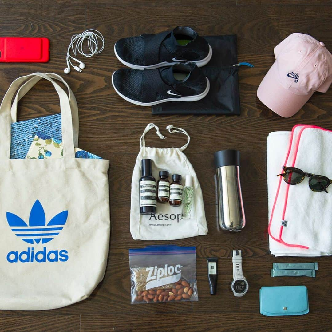 STRIPE DEPARTMENTさんのインスタグラム写真 - (STRIPE DEPARTMENTInstagram)「WHAT'S IN YOUR BAG?﻿ 今気になるスポーツ愛好家、人気ウェディングプランナーの黒沢祐子さん（ @yukowedding ）のバッグの中身を公開。﻿ ﻿ "トレーニングも仕事も自分らしく向き合い、無理はしないことが大切"と言う彼女のバックの中身は自然と手に取ってしまう大好きなブルーのアイテム達が…﻿ ﻿ #ストデパwellness﻿ #whatsinyourbag #wellness #wellnesslifestyle #wellnesslife #healthy #olympics #tokyo2020 #バッグの中身 #バッグの中 #置き画くら部 #ウェルネス #ウェルネスライフ #健康 #健康生活 #オリンピック #東京オリンピック #東京五輪 #黒沢祐子」6月23日 12時36分 - stripedepartment