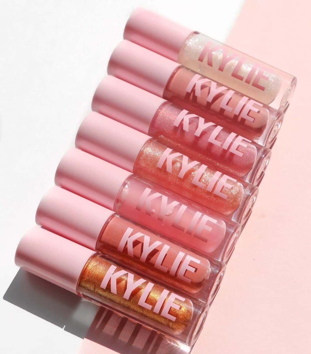 Kylie Cosmeticsさんのインスタグラム写真 - (Kylie CosmeticsInstagram)「time to get glossy ✨ shop select High Gloss shades now in all @ultabeauty stores and on KylieCosmetics.com 💗」6月23日 12時39分 - kyliecosmetics
