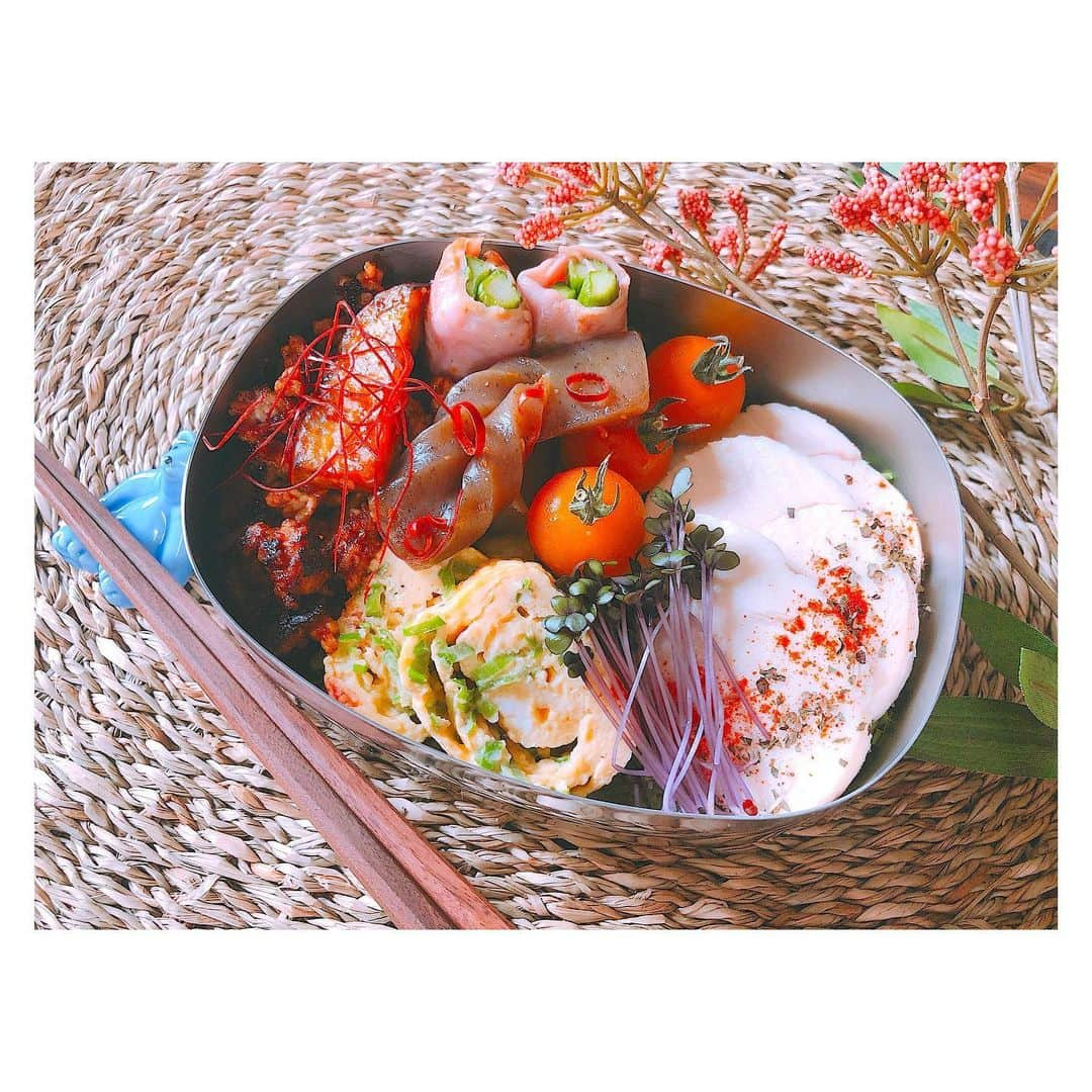 小川みこさんのインスタグラム写真 - (小川みこInstagram)「. . いつかのお弁当🍙 . 白米なしにしてみた笑 . お米好きだけど それよりもお菜を 色んな種類食べたい人笑 . お菜の下にレタスを敷き詰めて サラダ弁当風🥗笑笑 . メニュー ＊麻婆茄子 ＊アスパラベーコン巻き ＊ネギと小エビのたまご焼き ＊こんにゃくの煮物 ＊サラダチキン ＊アイコ(トマト) . #お弁当  #サラダ #サラダチキン #お弁当の詰め方  #麻婆茄子 #たまご焼き #みこ弁 #instafood  #instagood  #みこ飯 #micoskitchen  #小川食堂 #lunchbox #lunch  #ヘルシー  #ヘルシー弁当」6月23日 12時41分 - miiiiiiiico25