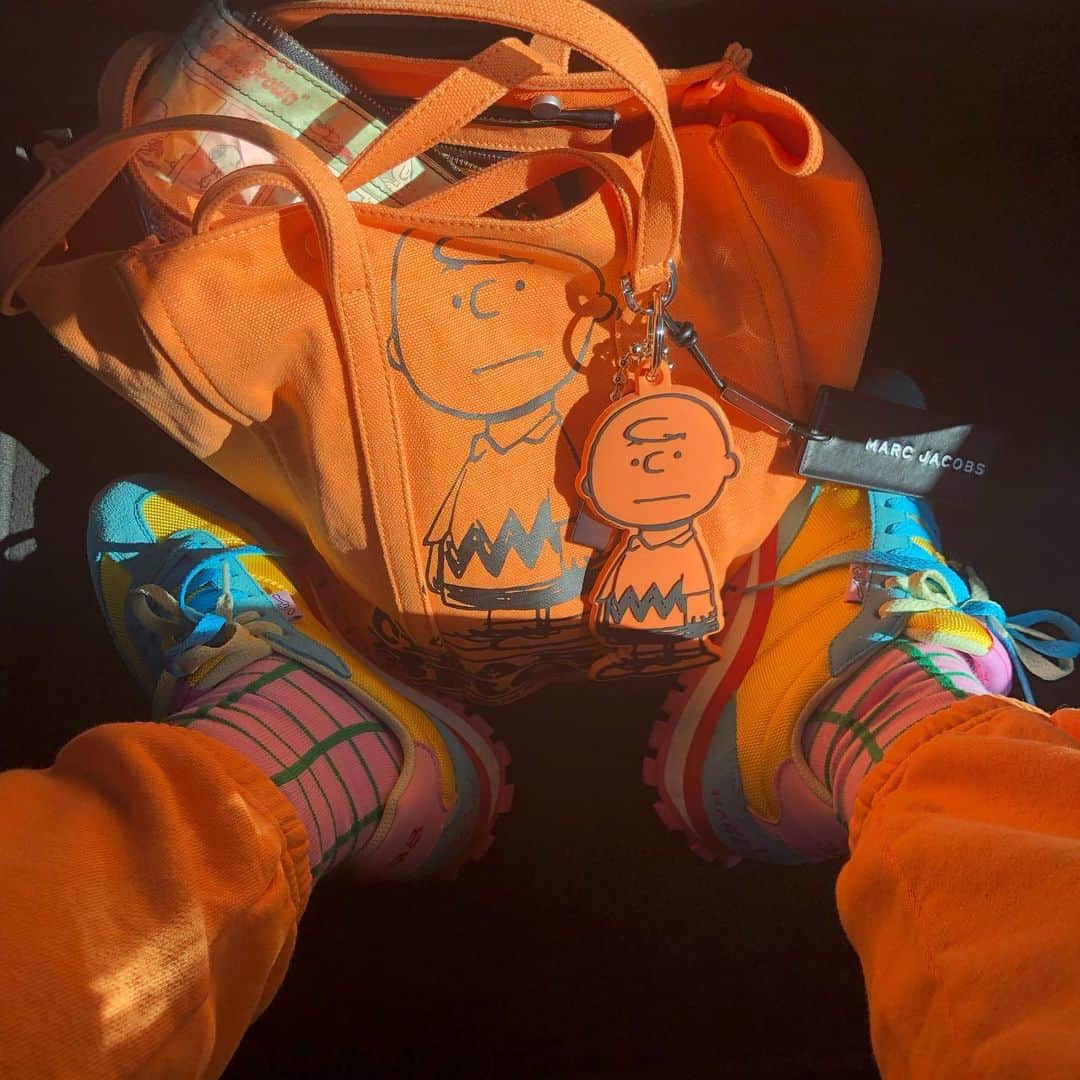 のインスタグラム：「I need an orange juice 🍊🧡🦊 @themarcjacobs #THE #themarcjacobs #thejogger #peanutsxthemarcjacobs」