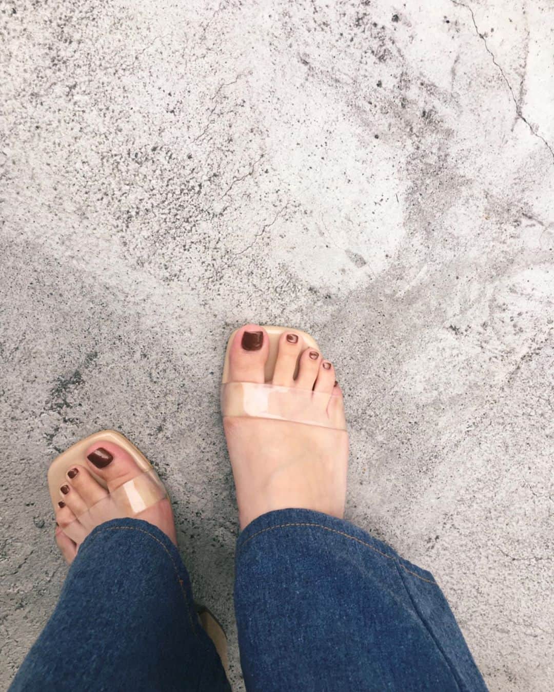 Shiho Sasakiのインスタグラム：「サンダル履く時期になったしFoot nailも💅 クリアにもとっても映える シマーなBrownがお気に入り💭 結構前に買った @moussyofficial のサンダルも夏履き倒します👡 #footnail」
