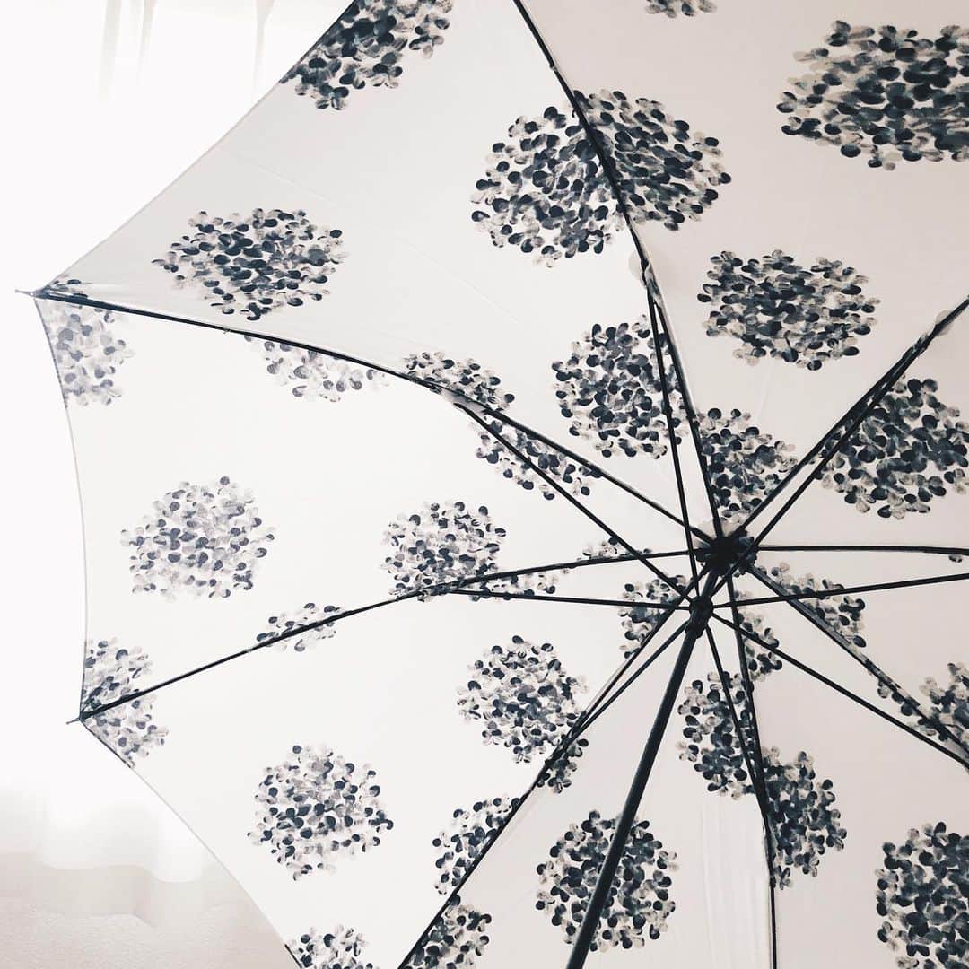 unoさんのインスタグラム写真 - (unoInstagram)「ケユカ @keyuca_design で傘をまた購入しました。 色のある傘が好きなんですが（赤やラベンダー色などを持ってる）、どんな服にでも合わせやすい感じのものも欲しいなと思い…！ 小花を束ねたブーケをモチーフに作られたそうです。 とても可愛くて使うのが楽しみ！ 雨の日もこれでウキウキだー！ （と、傘を買うたびに言ってる…） ㅤㅤㅤㅤㅤㅤㅤㅤㅤㅤㅤㅤㅤ #keyuca #傘」6月23日 18時08分 - unobox