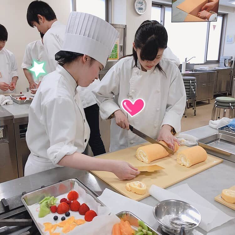 東京ベルエポック製菓調理専門学校さんのインスタグラム写真 - (東京ベルエポック製菓調理専門学校Instagram)「今日の製菓体験は フルーツロールケーキ🥝🍊🍓 フルーツのカットの方法も学んで美味しくいただきました✨ またぜひ来てね！🤗 次回6月最後のオープンキャンパスは ウェディングケーキです！😋 #パティシエ #東京ベルエポック製菓調理専門学校 #フルーツ #ロールケーキ #いちご #オレンジ #キウイ #ブルーベリー #ラズベリー」6月23日 18時09分 - belleseika