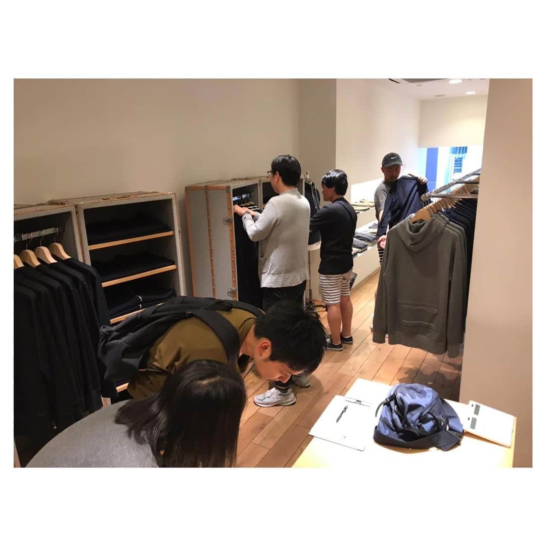 のインスタグラム：「*** 2019大阪受注会 6日目スタートです！ 皆様ぜひ、ご参加下さい！ . 「LOOPWHEELER 顧客さま受注会」とは、 日頃より『 LOOPWHEELER 吊り裏毛アイテム 』 をご愛用頂いておりますお客様へ向けてのスペシャルアイテム オーダー会です。 . ＊誠に申し訳ございませんが LWTシャツやポロシャツといった天竺、鹿の子アイテムではなく、「スウェットの吊り裏毛 アイテム」をご愛用頂いている顧客さまに限ります。 . ［ 詳細 ］ ・店内にアイテムのサンプルをご用意致しますので、その場でご試着して頂きその後、店頭にてオーダーシートにご記入頂くことで「オーダー完了」とさせて頂きます。 ・完全受注生産となりますので上記、期間以外のオーダーは承りかねます。- ・オーダーアイテムのお渡しは『店頭のみ』となり、お渡し時期は商品により異なりますが10月から12月を予定しております。- ・オーダー頂きました各アイテムは年内中にお迎え頂きますようお願い致します。- ・お支払いは商品お渡し時となります。- ・店舗状況(混雑)により入店制限をさせて頂く場合がございます。また、店頭状況につきましては当インスタグラムにて随時、ご案内させて頂きます。- ・上記、受注会期間中は何度でもご覧頂けます。オーダー後の変更、キャンセルは承りかねますのでご注意下さい。- ・受注会オーダーは「店頭のみ」とさせて頂き、通販対応等はお受けしておりません。- ・SNS等でのお問い合わせにはご回答致しかねますので、ご不明な点につきましては店頭にてお問い合わせいただきますようお願い申し上げます。 . #loopwheeler #ループウィラー #lw受注会2019 #ループウィラー受注会2019#loopwheelerpreorders2019#lwpreorders2019 #tsuriami #吊り編み#madeinjapan #日本製 #sweat#sweatshirt #スウェット#loopwheelerosaka #ループウィラー大阪」