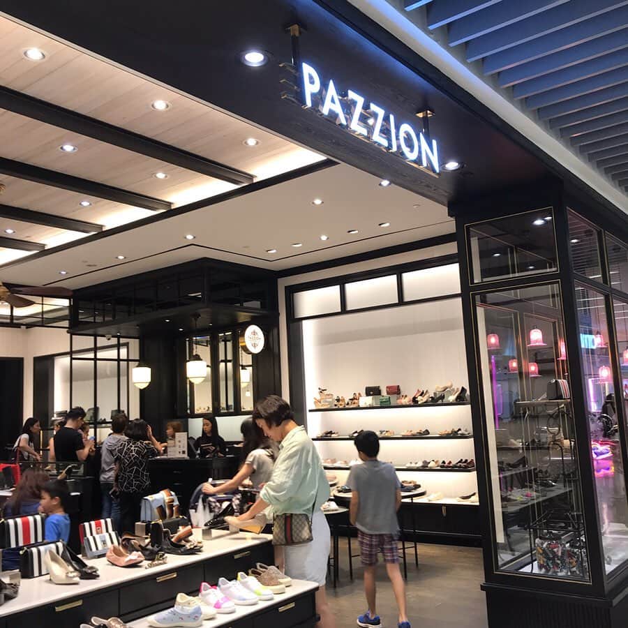 大西蘭さんのインスタグラム写真 - (大西蘭Instagram)「・ シンガポールはGreat Singapore Saleが始まっています😆 ・ 国をあげての大セール‼️ ・ 色々欲しくなっちゃいます✨ ・ シンガポールは、靴のローカルブランドが結構あって、可愛くて好みのものも多い💕 ・ 有名なCHARLES AND KEITHはお客さんがいっぱい👠 ・ ・ #greatsingaporesale #シンガポール暮らし #シンガポールブランド #グレートシンガポールセール #gss #wismaatria #オーチャードロード」6月23日 12時45分 - onishiran