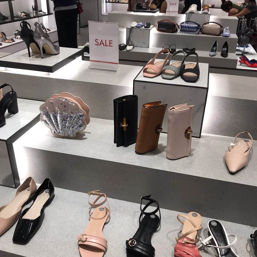 大西蘭さんのインスタグラム写真 - (大西蘭Instagram)「・ シンガポールはGreat Singapore Saleが始まっています😆 ・ 国をあげての大セール‼️ ・ 色々欲しくなっちゃいます✨ ・ シンガポールは、靴のローカルブランドが結構あって、可愛くて好みのものも多い💕 ・ 有名なCHARLES AND KEITHはお客さんがいっぱい👠 ・ ・ #greatsingaporesale #シンガポール暮らし #シンガポールブランド #グレートシンガポールセール #gss #wismaatria #オーチャードロード」6月23日 12時45分 - onishiran