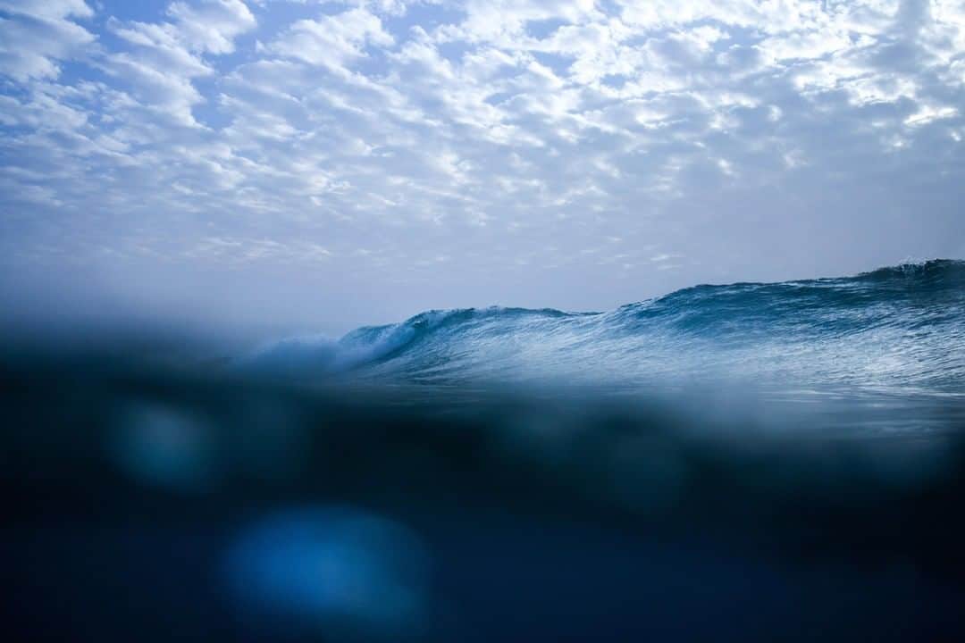 Canon Asiaのインスタグラム：「“This photo was taken during a quiet sunset off the coast of the Mediterranean Sea in Tel Aviv, Israel. You can't help but feel small when you're capturing vast worlds above and below the water surface in the same frame. It's the full power of nature on display; some days calm and gentle, other days mighty and forceful.” • Want to give underwater photography a go? 🌊 Don’t forget to do a pre-dive check in a pail of water to check if your gear is securely sealed and air-tight. 🧐  Learn more tips on how to enter the water safely with your camera, link in bio. 💧 • 📷 Image by @s_golano shot using the Canon EOS M | Canon EF-S 18–55mm f/3.5–5.6 IS STM | f/4.5 | 1/2000s | ISO 250 | 35mm  Want your photos to be featured too? Tag them with #canonasia or submit them on My Canon Story, link in bio!  #canonasia #photography #waves #underwater #underwaterphotography #ocean #canonphotography #israel」