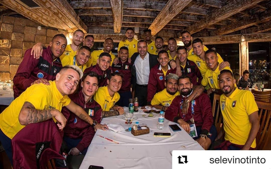 ロベルト・ロサレスさんのインスタグラム写真 - (ロベルト・ロサレスInstagram)「#Repost @selevinotinto with @get_repost ・・・ ¡Recupérate pronto, Arquímedes! Seguiremos todos juntos luchando por nuestro objetivo. El volante @arquifjose16 partirá en unas horas de regreso a Venezuela. #CopaAmerica @copaamerica #Vinotinto #Qatar2022ObjetivoDeTodos」6月23日 12時45分 - robertico_r