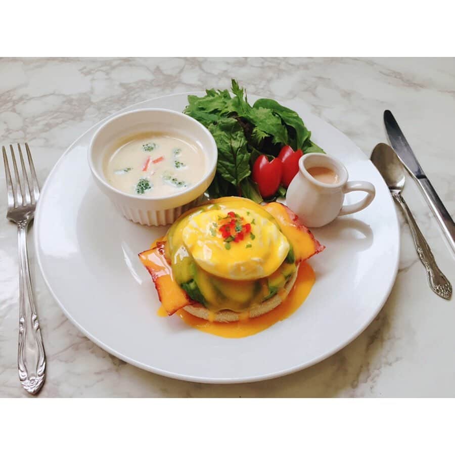 中岡龍子さんのインスタグラム写真 - (中岡龍子Instagram)「.やっぱり料理って楽しい🍳❤︎ #エッグベネディクト #eggbenedict #りょーこめし」6月23日 12時45分 - ryoko1792