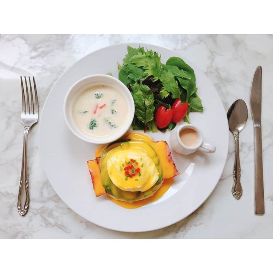 中岡龍子さんのインスタグラム写真 - (中岡龍子Instagram)「.やっぱり料理って楽しい🍳❤︎ #エッグベネディクト #eggbenedict #りょーこめし」6月23日 12時45分 - ryoko1792