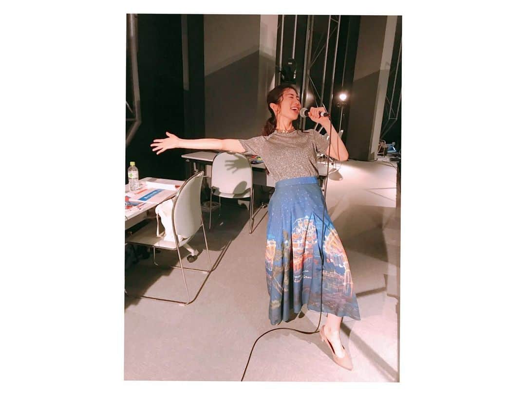 名越涼子さんのインスタグラム写真 - (名越涼子Instagram)「🎤 ・ ・ 舞台裏も すべてだしきりました。  一一一一一一一一一一一一一一一一一一一一一一一一一一 #ロック風に歌う#何かが違う#何が違うかわからない #ロック#rock#singasong  #城ドラ#城ドラフェス#フェスティバル#ゲーム#司会#実況#ゲーム実況#ゲーム好き#game#mc#放心状態#出し切った#stage#ステージ#🎤#🎤🎤🎤#舞台裏#真顔#魂抜けてる#精魂尽き果てた#神戸#kobe#兵庫」6月23日 12時50分 - nagoshi_ryo