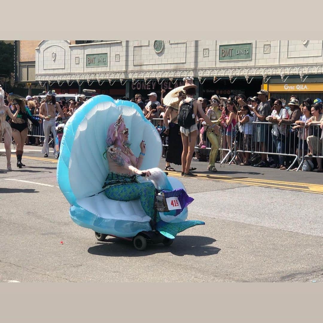 ジュン中山さんのインスタグラム写真 - (ジュン中山Instagram)「#coneyisland #mermaidparade #beach #nyc #coneyislandmermaidparade2019 #mermaidparade2019 #instatrip #instagood #followme」6月23日 12時52分 - junnakayama