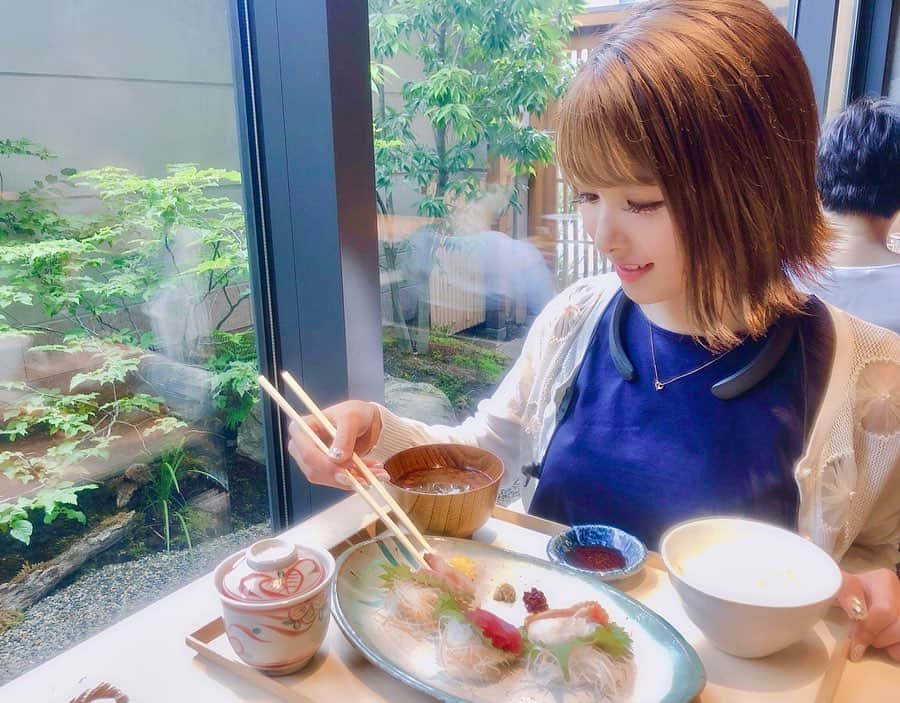 岡田栞奈のインスタグラム：「ふと見つけて入った場所...💕 ・ ・ 入り口から凄く風情があって 私好みな空間♪ ご飯も美味しいー❤️ いいとこ見つけちゃった🥰 #夏下冬上 #割烹 #和食 #ランチ #大好きな空間」