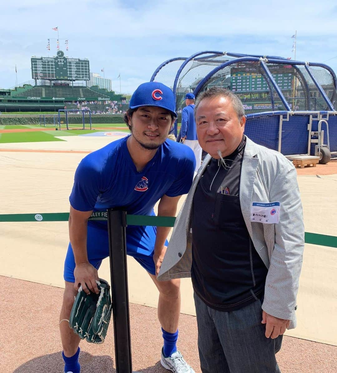 ダルビッシュ有さんのインスタグラム写真 - (ダルビッシュ有Instagram)「今日は地元の羽曳野市にあり島田病院から島田先生がシカゴまで来てくださいました！ 中学の時は右肩痛に悩まされて本当にお世話になりました。 肩に打たれた注射は今まで受けてきた注射の中で一番痛かったのを覚えています。 痛くないって言ってたのに笑 まだ名も知れない時にお世話になっていた方にメジャーでプレイしている姿を見せられて良かったです^_^」6月23日 12時56分 - darvishsefat11